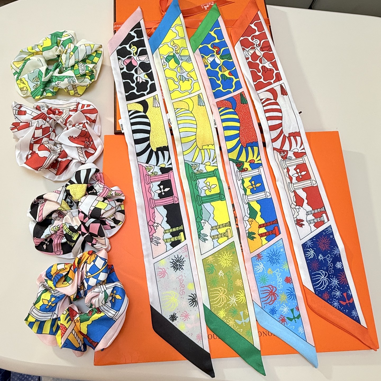 [Hermès Small Ribbons]It can also be wrapped around your wrist, or worn on you