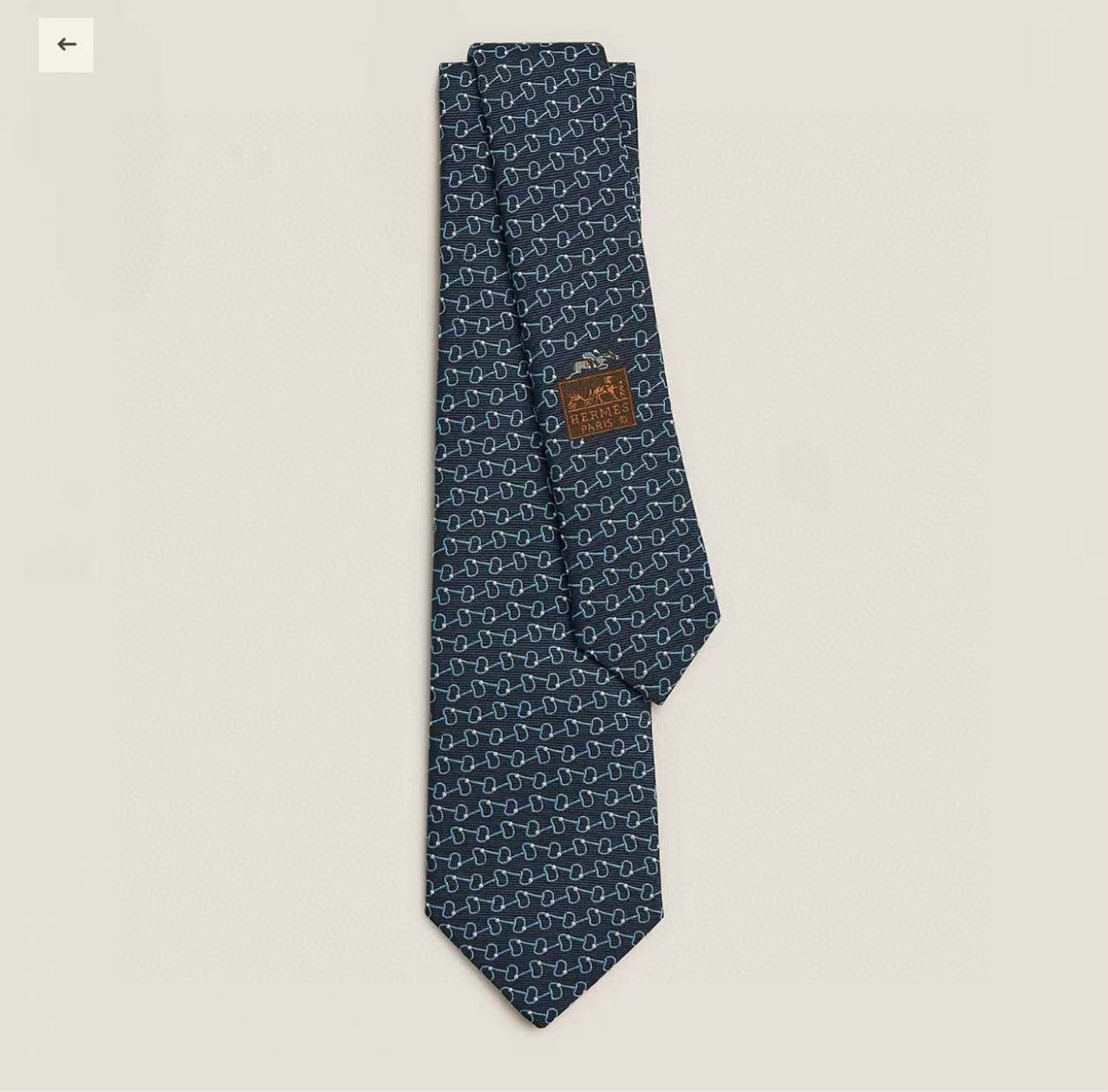 NO:302079,Special counter synchronizes new style Hermes men's tie!  Hermes tie is an indispensable item in every man’s wardrobe and the origin of a story. There is only one rule to enjoy wearing it!  Since 1949, Hermes craftsmen in Lyon, France have been making these ties. Designers Philippe Mouquet and Catherine de Karolyi made in France. Width of 7 cm tie, tie, hermes, ties19860909特专柜同步新款 爱马仕男士领带！爱马仕领带是每位男士衣橱中不可或缺的单品,也是一段故事的起源.仅有一条规则享受佩戴它的乐趣！自1949年以来,爱马仕在法国里昂的工匠一直在制作这些领带.设计师菲利浦·穆盖（PhilippeMouquet）和凯瑟琳·德·卡罗伊（CatherinedeKarolyi)法国制造.宽度7厘米领带,领带,hermes,ties,accessory