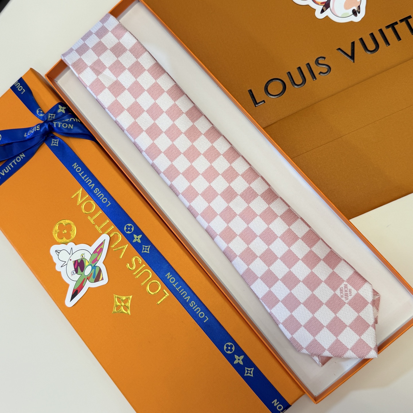 NO:302075,Men's tie series LV checkerboard tie, which is a rare and ideal choice for showing exquisite handcraftsmanship and fashion elegance. This tie will interpret the iconic Louis Vuitton Damier pattern with the same tone tone to make it look more elegant. Men can fully demonstrate their personality. Top jacquard silk handmade custom tie, tie, louis vuitton, louis vuitton, real silk, ties19860909批男士领带系列 LV棋盘格领带,稀有展现精湛手工与时尚优雅的理想选择,这款领带将标志性的路易威登Damier图案以同色调手法演绎的更显雅致风范.让男士可以充分展示自己个性.顶级提花真丝手工定制领带,领带,louis vuitton,louis vuitton,real silk,ties,accessory