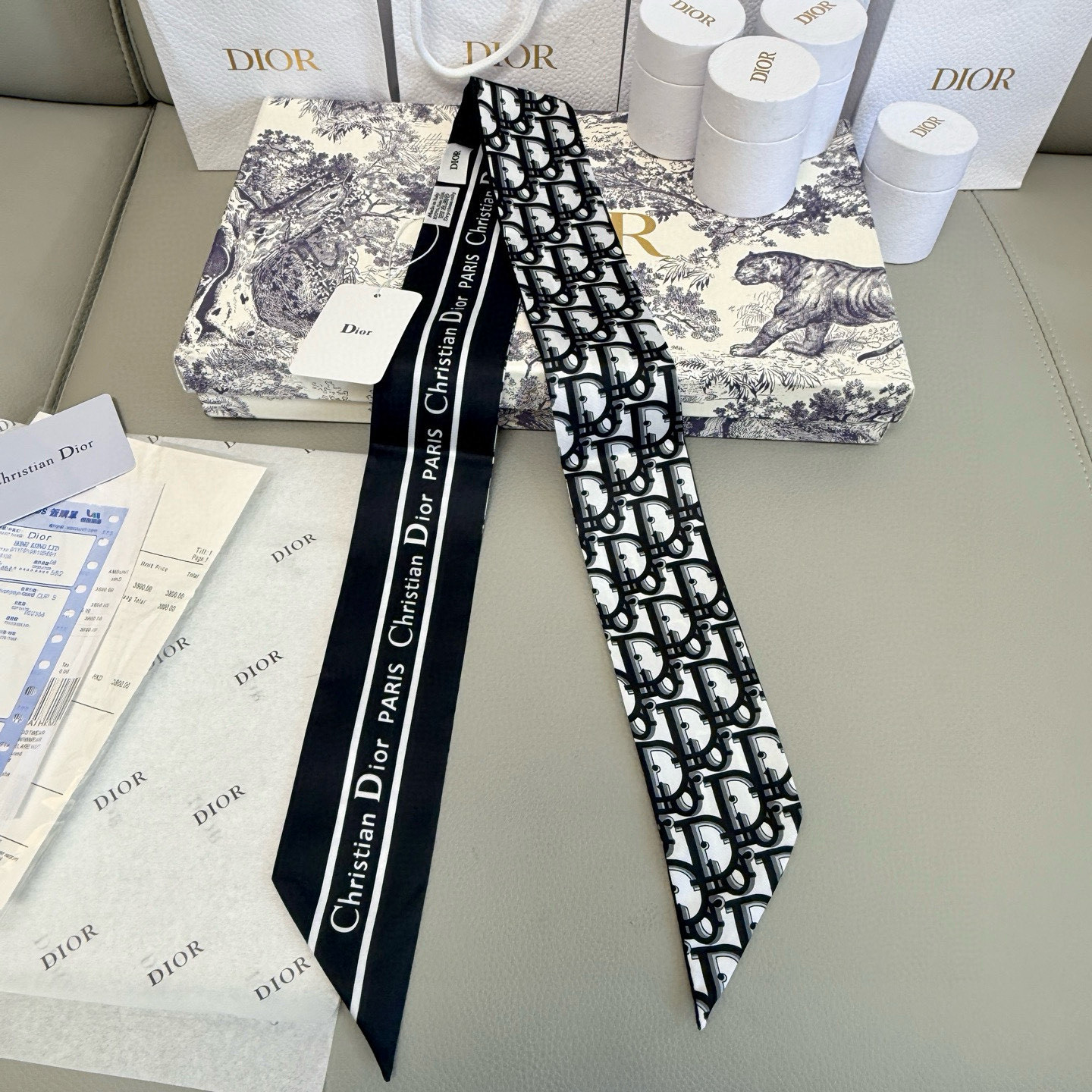 NO:378635,The new D letters are inspired by the iconic Dior boutique address. The presbyterian letters are classic with stripes, with a slender shape, sharp corners on both ends, and a jacquard strip pattern with the 