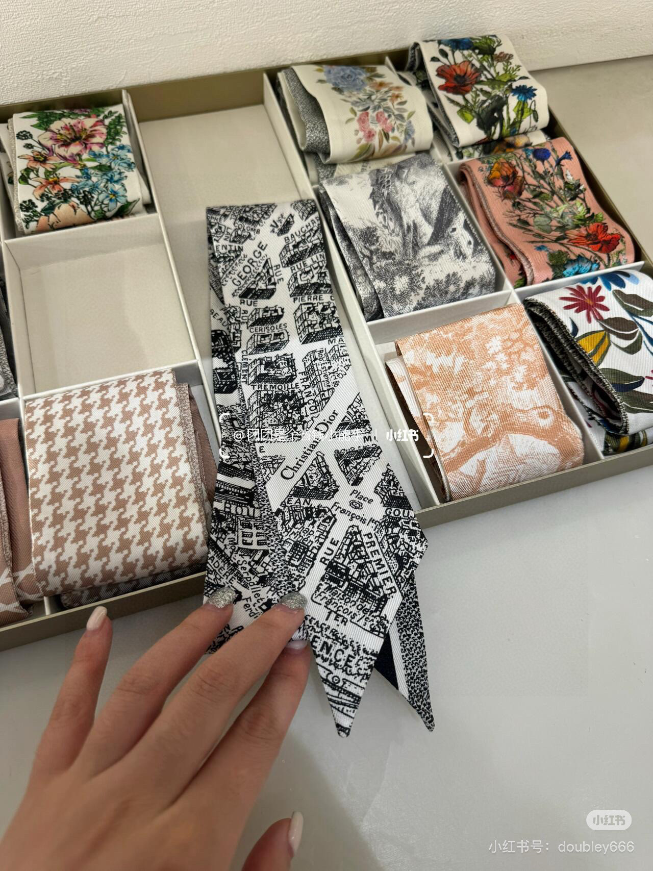 NO:378659,Dior twilly scarf, Paris map. Classic style, slender shape, sharp corner design at both ends, and a bar pattern of CHRISTIAN DIOR logo on the back. The upper body effect is very good!  It’s so perfect if you just match it casually!  Streamers have super multi-purpose scarves, headbands, bag accessories, belts... etc., so on, super easy to control. Summer clothes, winter bags, top silk shine, super strong and exquisite. This is really something you must buy [6X100cm, silk double-layer double-sided] scarf, streamers, hair tie, dior, dior, real silk19860909批Dior迪奥twilly丝巾,巴黎地图 款式经典,造型修长,两端尖角设计,背面饰以对比鲜明的CHRISTIAN DIOR标志条形图案. 上身效果非常赞！随意一搭就是那么完美！飘带有超多用途领巾、发带、包包配饰、腰带.....等等等等,超好驾驭 夏季配衣服 冬季配包包 顶级真丝光泽感超级强 精美无比 ,这款真的是一定要入手的【6X100cm,真丝双层双面】丝巾,飘带，发束,dior,dior,real silk,accessory