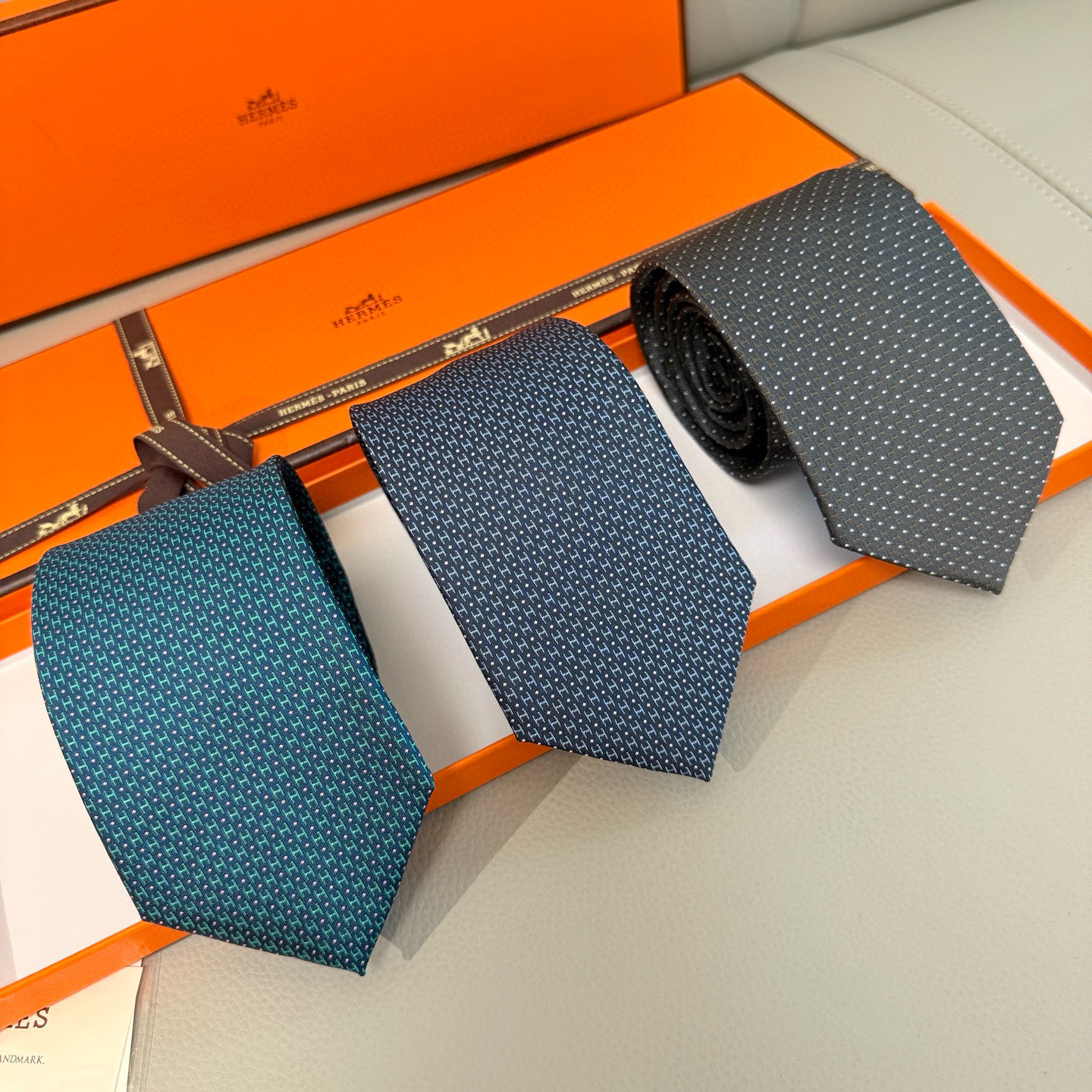 [Hermès Ties]