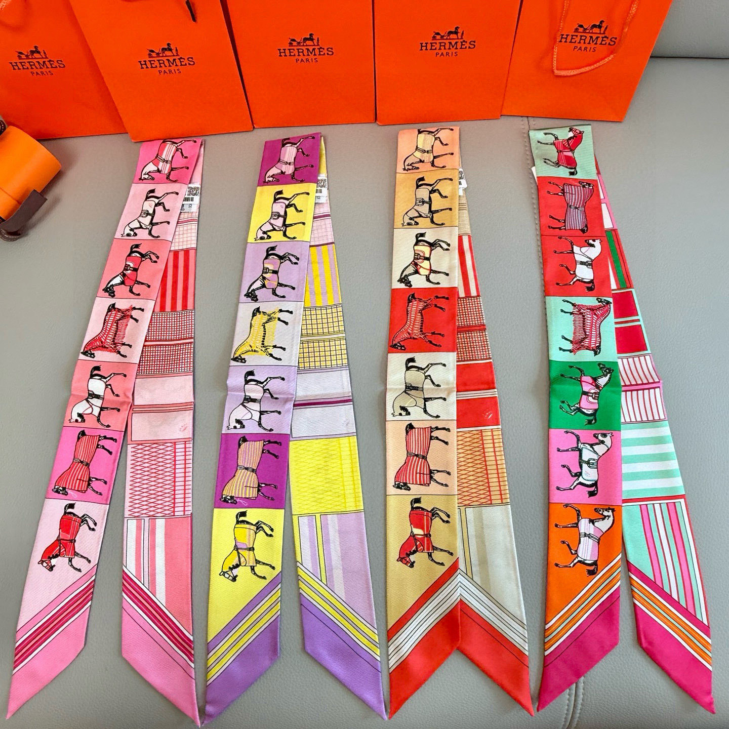 NO:378863,Hermes new Twilly, top-grade twill silk, super classic horse pattern, great texture, double-sided silk twill fabric, pattern printing, etc. are very clear. Ribbons are many uses, autumn and winter bags are definitely the highlight. You can also match shirts as scarves, and wrist scarves are also very beautiful. They are wrapped around the waist to make belts, and they are on the show and street photos, and are trendy!  !  !  Fashionable and unique, as a hairband in winter, it is also the favorite matching scarves, streamers, hairbands, hermes, hermes, shirts, real silk19860909批Hermes爱马仕新款Twilly,顶级斜纹真丝打造 超经典马图案,质感非常棒,双面真丝斜纹面料,图案印花等都非常清晰 丝带用途多多,秋冬搭配包包绝对是亮点,还可以搭配衬衫作领巾,做手腕巾也是很好看的,缠于腰部做腰带,走秀街拍,潮潮潮！！！时尚独特,冬天当作束发带,也是很多明星网红最喜欢的搭配丝巾,飘带，发束,hermes,hermes,shirts,real silk,accessory