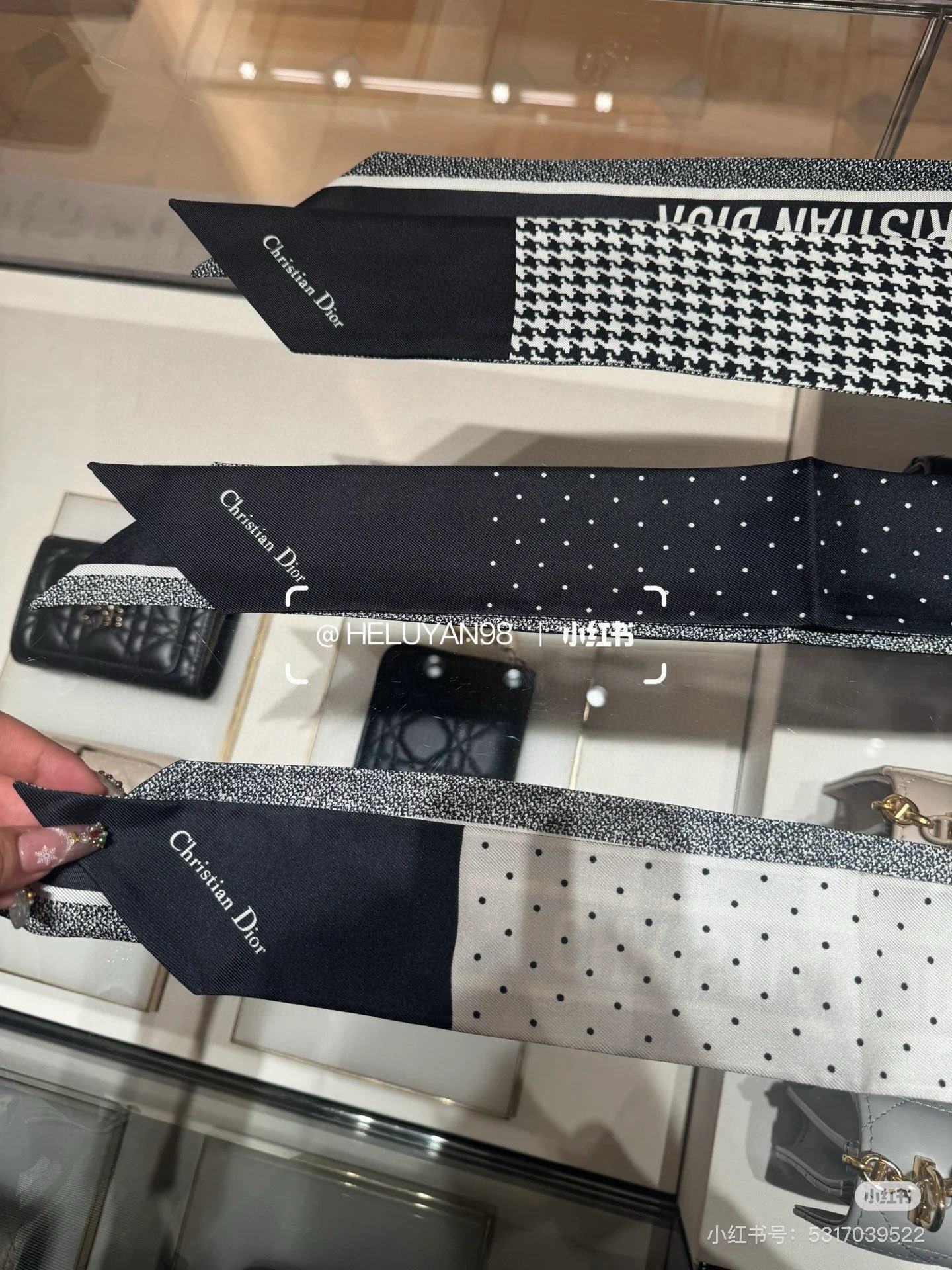 NO:378724,Dior twilly scarf, polka dot black. The style is classic, the shape is slender, the two ends are sharp corners, and the back is decorated with a bar pattern of the CHRISTIAN DIOR logo. The upper body effect is very good!  It’s so perfect if you just match it casually!  Streamers have super multi-purpose scarves, headbands, bag accessories, belts... etc., which are super easy to control. Summer clothes, winter bags, top silk shine, super strong and exquisite. This is really a must-have for purchase. Silk scarves, streamers, hair tie, dior, dior, real silk19860909批Dior迪奥twilly丝巾,波点黑色 款式经典,造型修长,两端尖角设计,背面饰以对比鲜明的CHRISTIAN DIOR标志条形图案. 上身效果非常赞！随意一搭就是那么完美！飘带有超多用途领巾、发带、包包配饰、腰带.....等等等等,超好驾驭 夏季配衣服 冬季配包包 顶级真丝光泽感超级强 精美无比 ,这款真的是一定要入手的 丝巾,飘带，发束,dior,dior,real silk,accessory