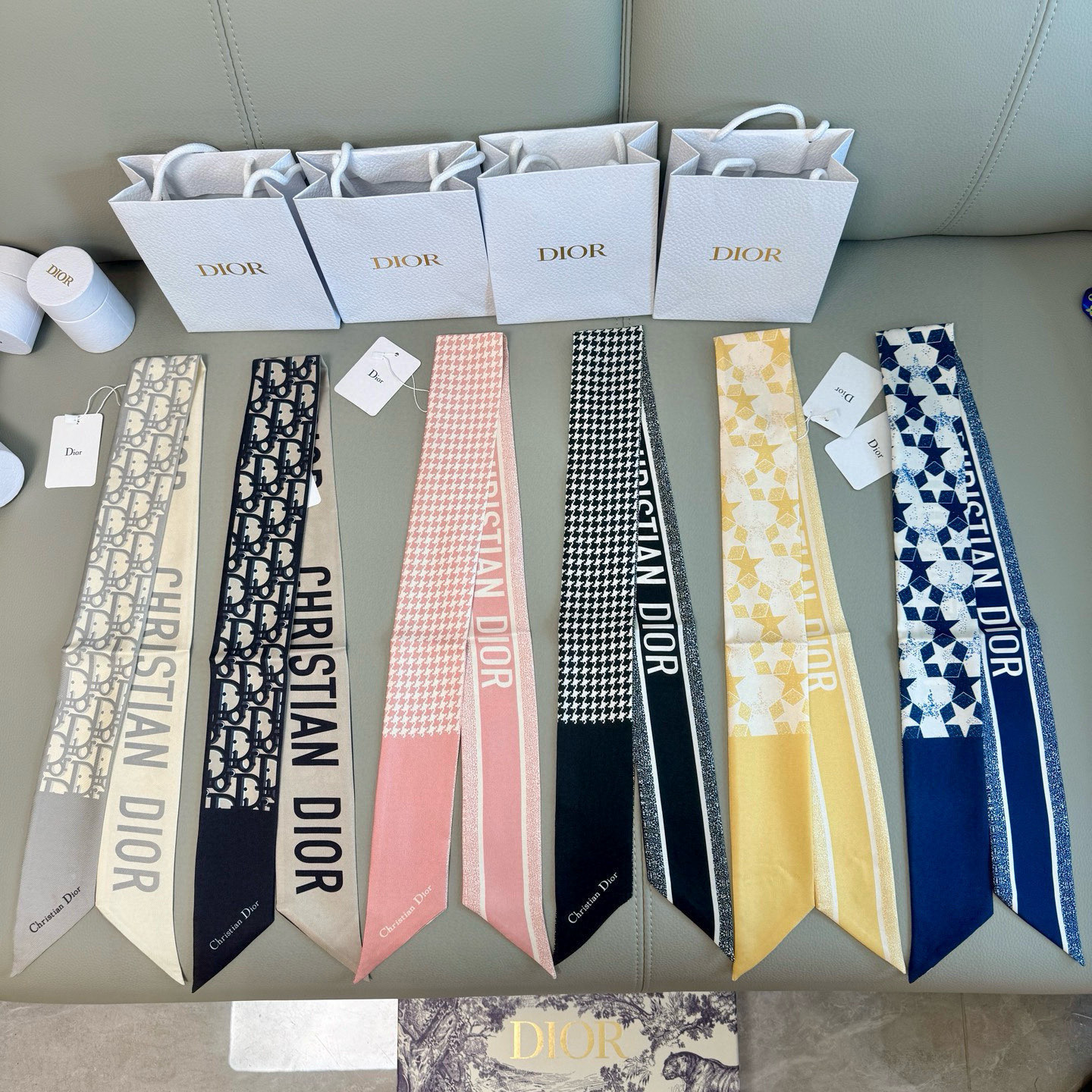 NO:378756,Batch Dior Double Silk Small Streamer Ribbon Hairband!  Very atmospheric and stylish signature houndstooth and letter elements!  Different designs on both sides make it more exquisite!  It's simply amazing!  !  , the best quality product, the paint is accurate printing, the effect is very good. The so-called classic model is the series of closed eyes and no regrets. The small ribbon tied hairband is OK, 6*105cm. Silk. Scarf, streamer, hair tie, dior, real silk19860909批 Dior 双层真丝小飘带束发带！非常大气时髦的招牌千鸟格和字母元素！双面不同设计,更显精致！简直绝了！！,上等的好货,涂料精准印花,效果非常的赞,所谓的经典款,就是闭眼入不后悔系列,小丝带束发带都ok, 6*105cm.真丝.丝巾,飘带，发束,dior,real silk,accessory