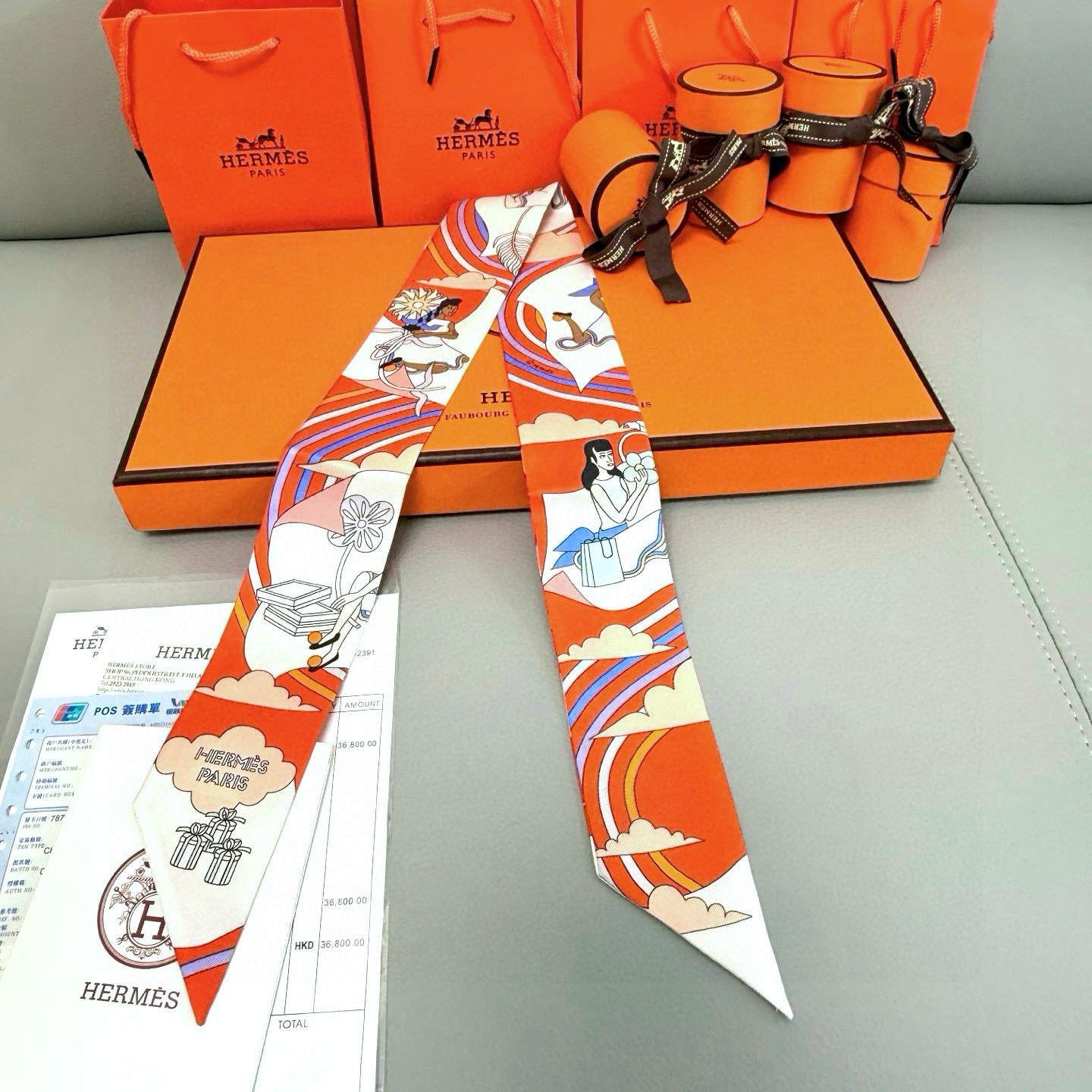 💰( 穿荷葉裙的女孩）爱马仕Hermes“ Carres Volants” Twilly小丝巾
Twil