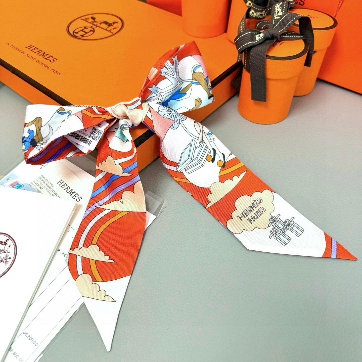 💰( 穿荷葉裙的女孩）爱马仕Hermes“ Carres Volants” Twilly小丝巾
Twil