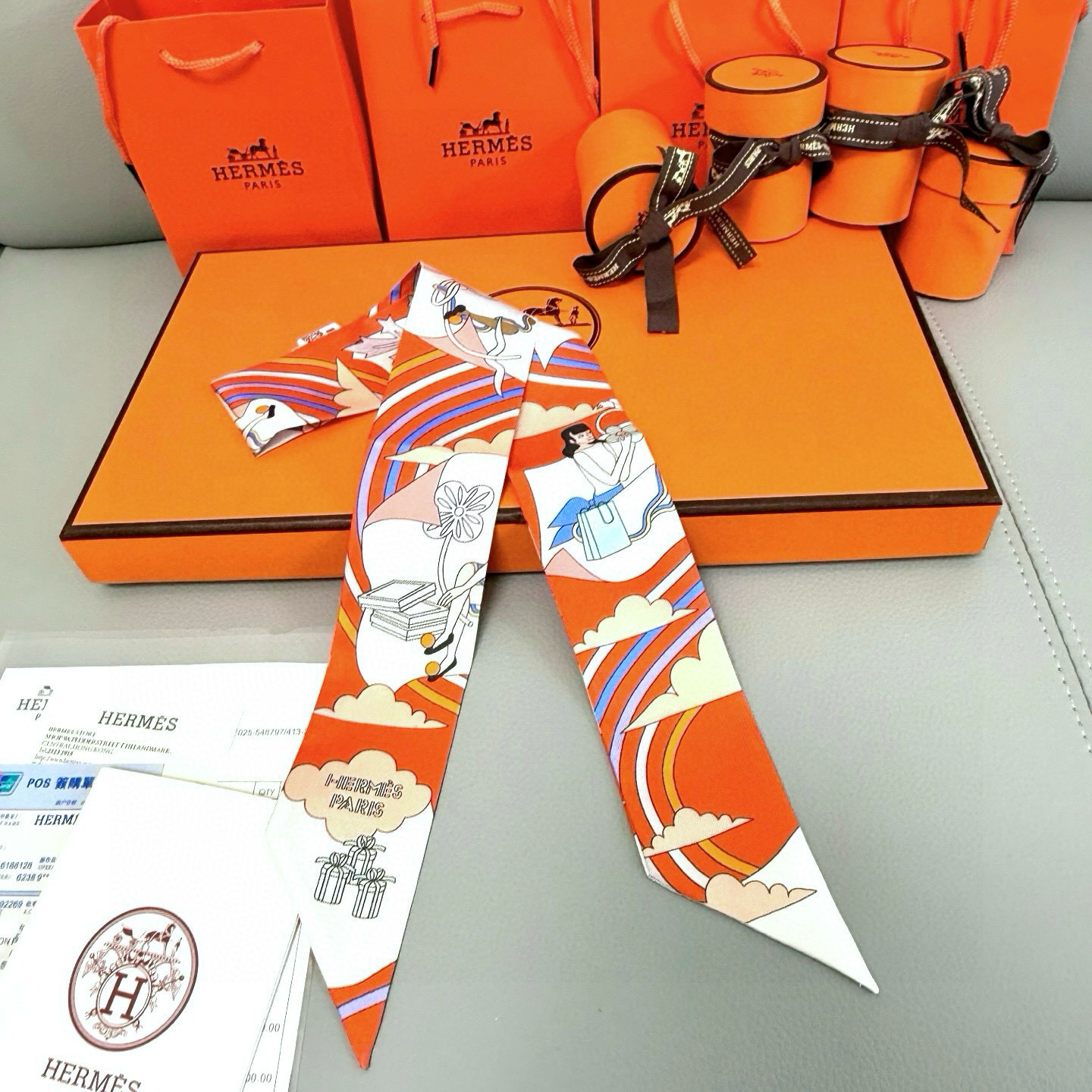 💰( 穿荷葉裙的女孩）爱马仕Hermes“ Carres Volants” Twilly小丝巾
Twil