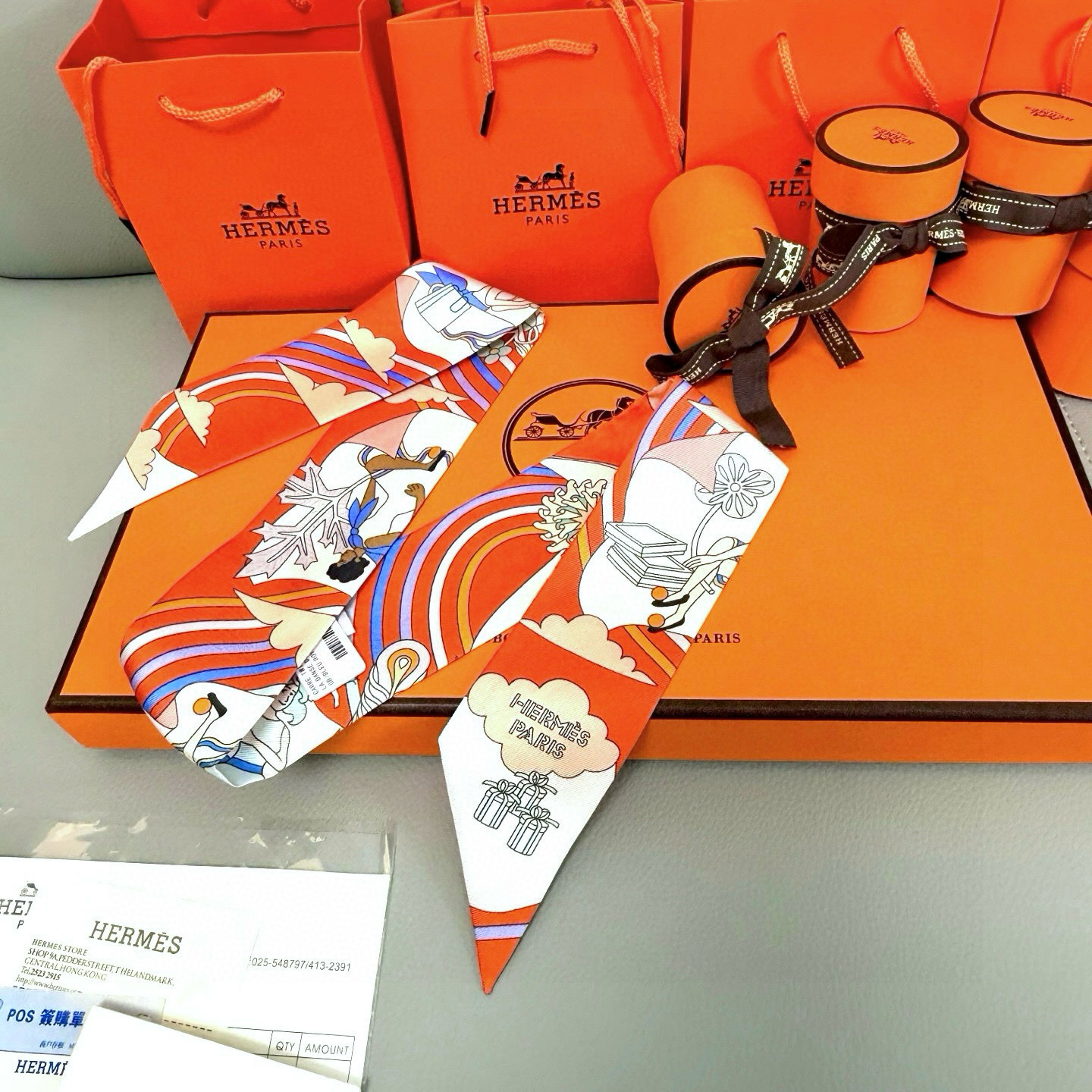 💰( 穿荷葉裙的女孩）爱马仕Hermes“ Carres Volants” Twilly小丝巾
Twil