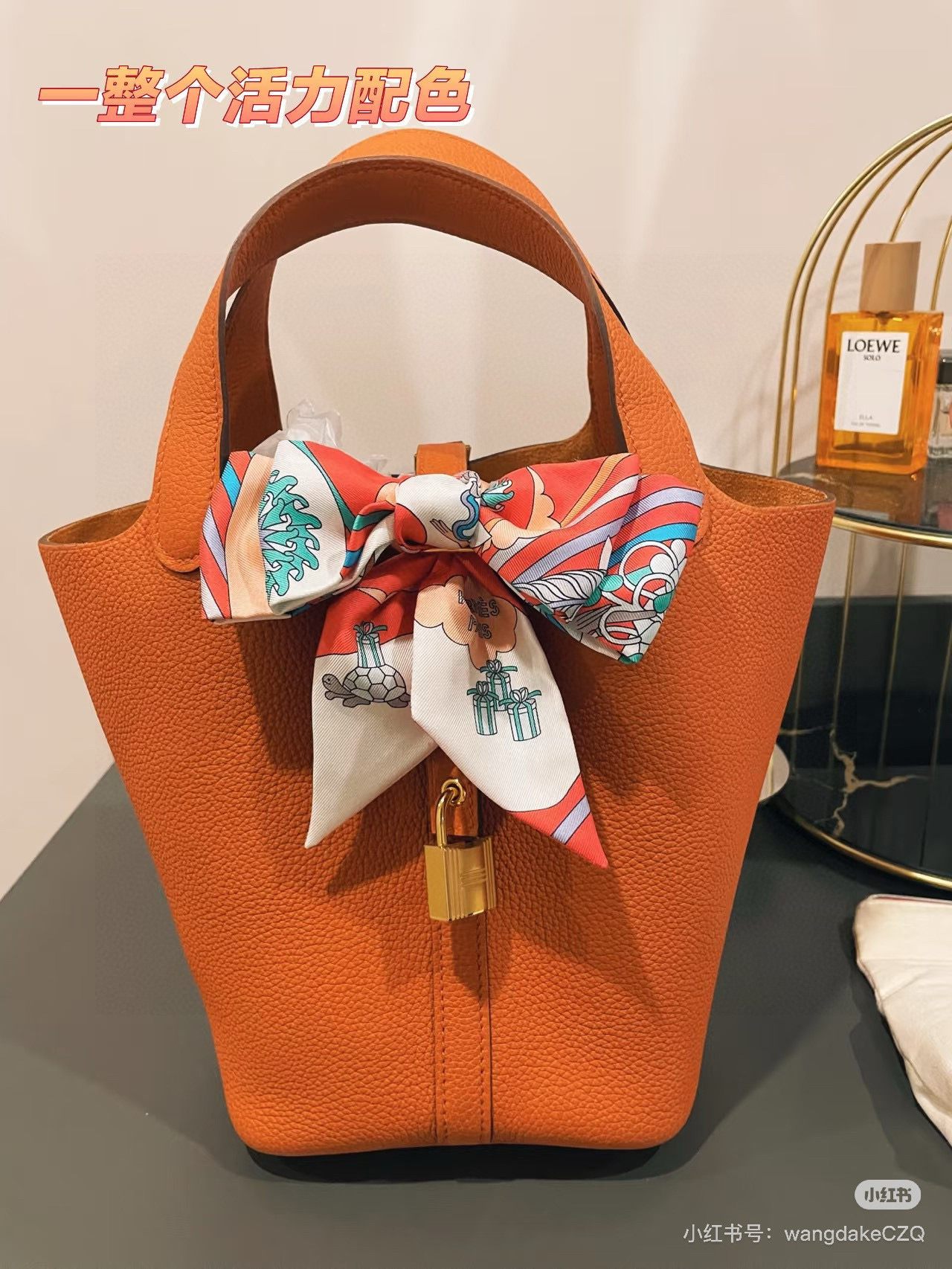 💰( 穿荷葉裙的女孩）爱马仕Hermes“ Carres Volants” Twilly小丝巾
Twil