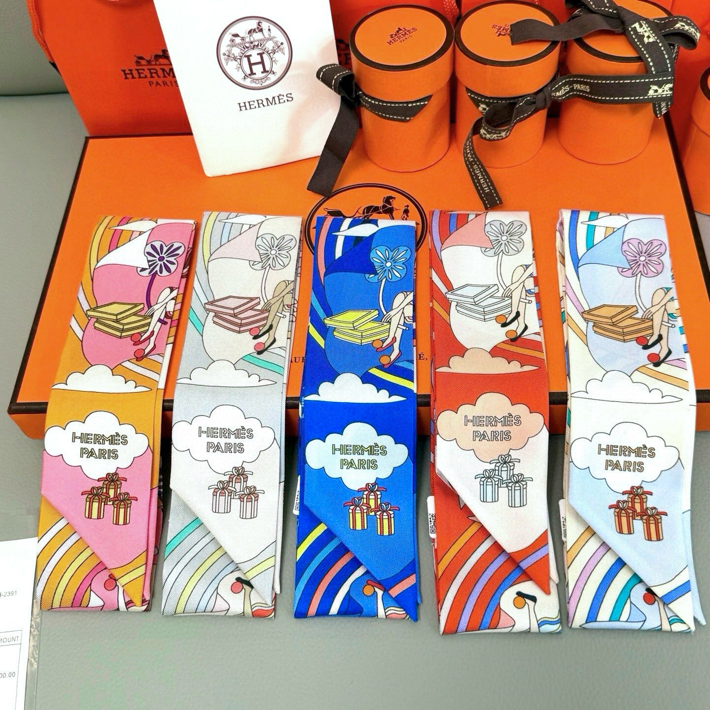 💰( 穿荷葉裙的女孩）爱马仕Hermes“ Carres Volants” Twilly小丝巾
Twil