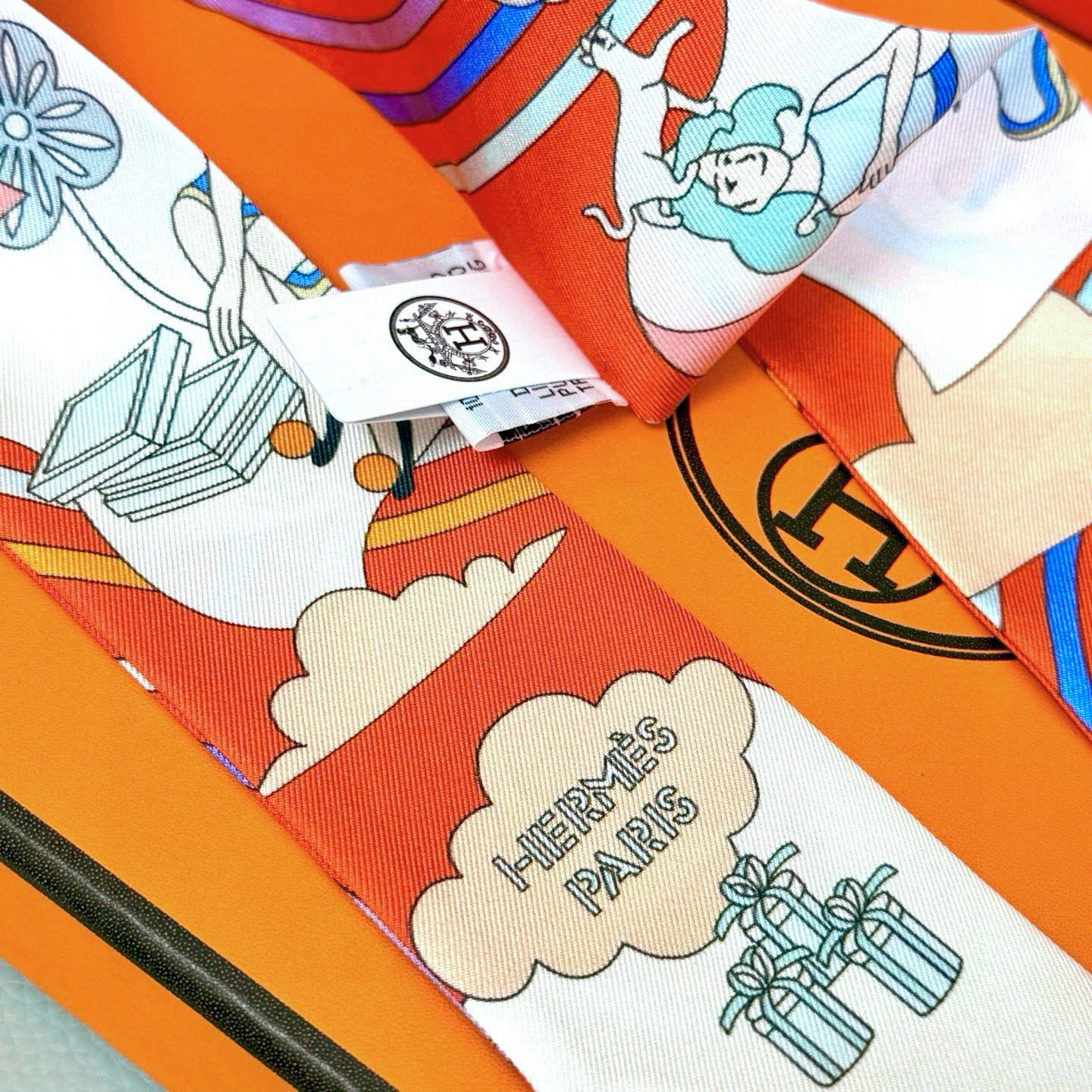 💰( 穿荷葉裙的女孩）爱马仕Hermes“ Carres Volants” Twilly小丝巾
Twil