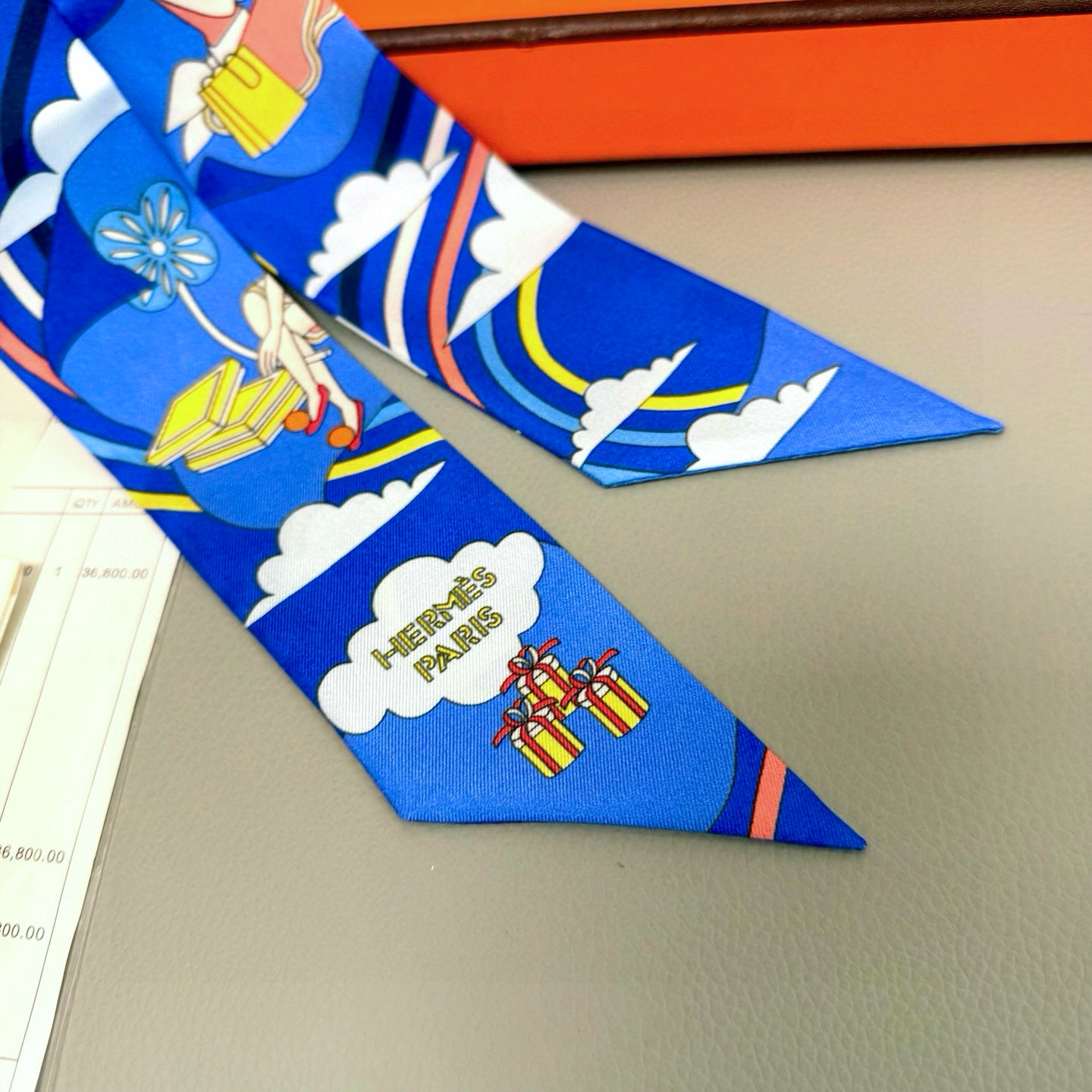💰( 穿荷葉裙的女孩）爱马仕Hermes“ Carres Volants” Twilly小丝巾
Twil