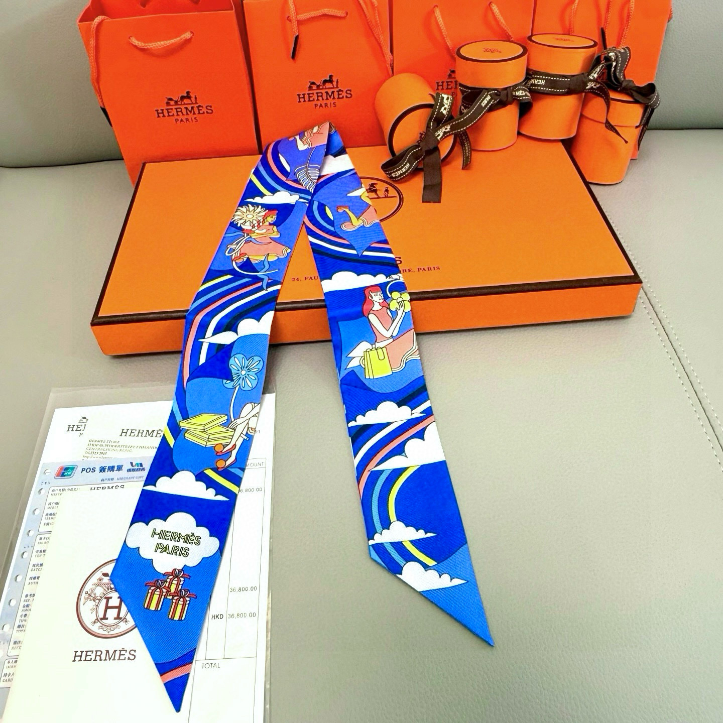 💰( 穿荷葉裙的女孩）爱马仕Hermes“ Carres Volants” Twilly小丝巾
Twil
