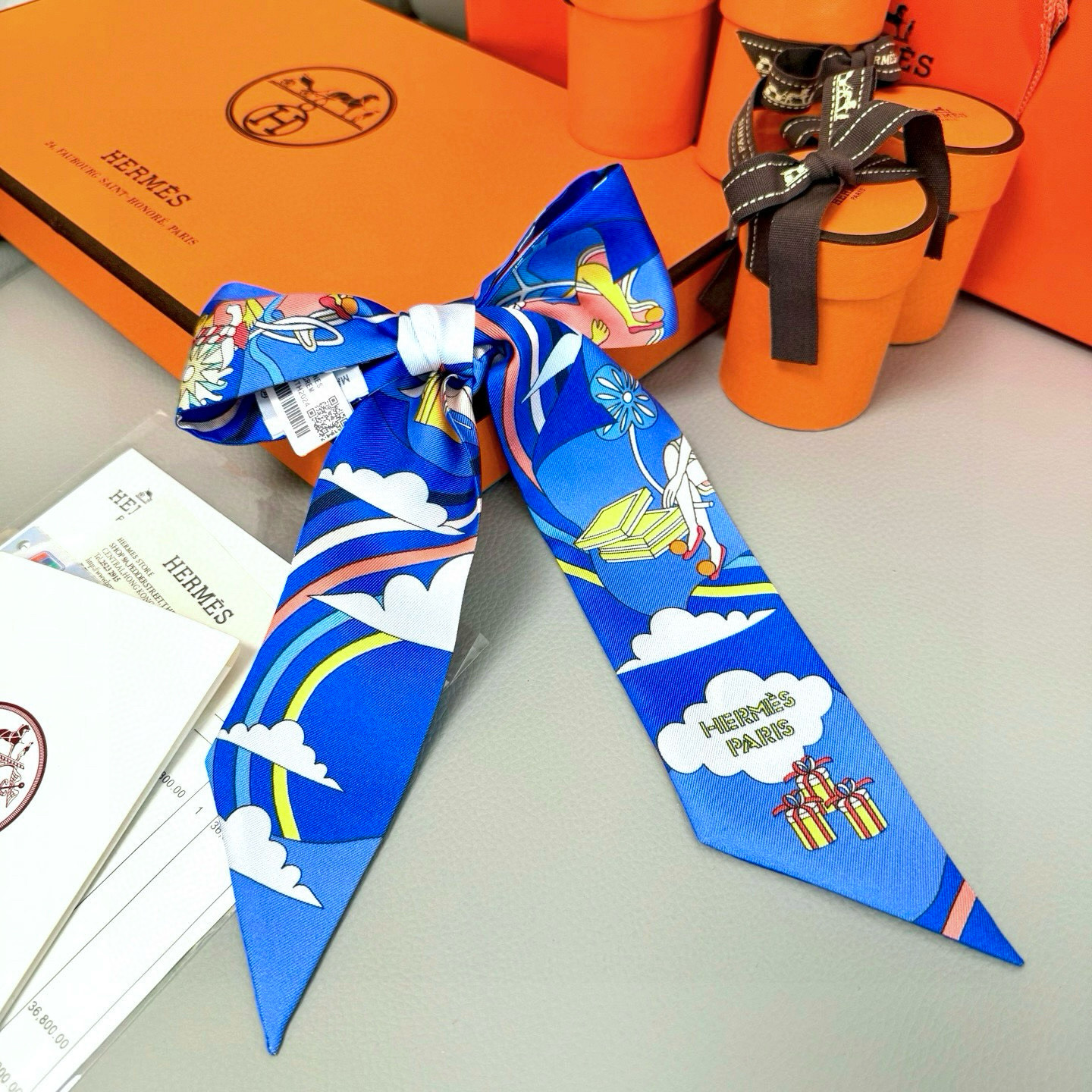 💰( 穿荷葉裙的女孩）爱马仕Hermes“ Carres Volants” Twilly小丝巾
Twil
