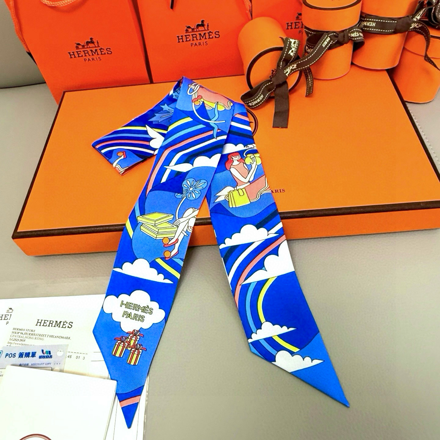 💰( 穿荷葉裙的女孩）爱马仕Hermes“ Carres Volants” Twilly小丝巾
Twil