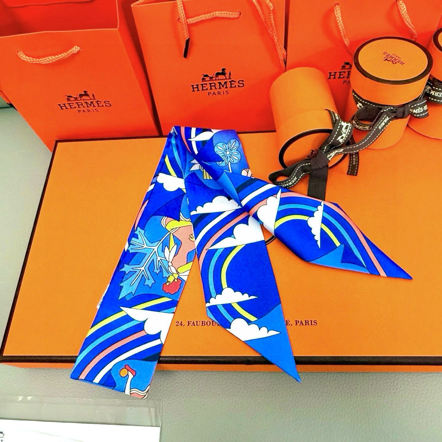 💰( 穿荷葉裙的女孩）爱马仕Hermes“ Carres Volants” Twilly小丝巾
Twil