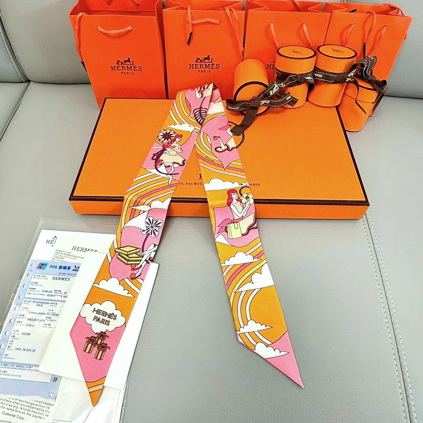 💰( 穿荷葉裙的女孩）爱马仕Hermes“ Carres Volants” Twilly小丝巾
Twil