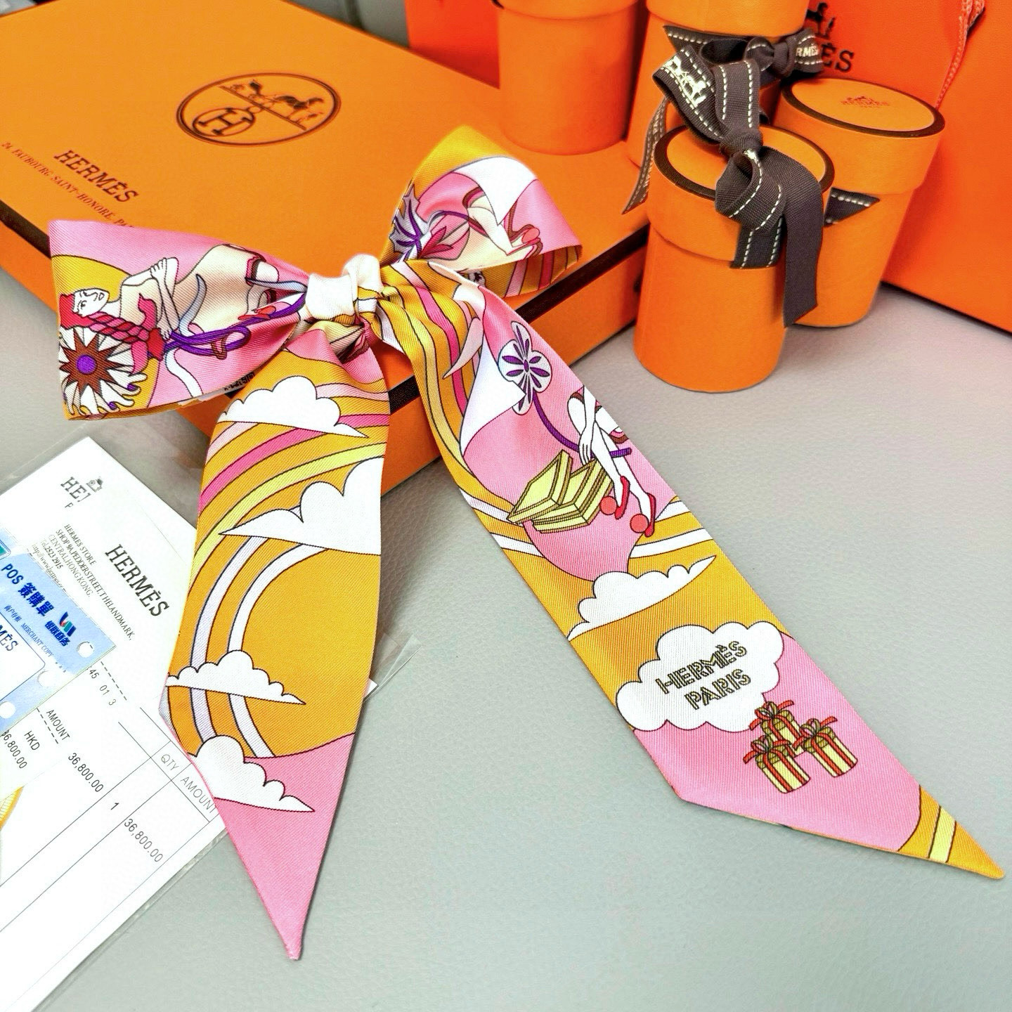 💰( 穿荷葉裙的女孩）爱马仕Hermes“ Carres Volants” Twilly小丝巾
Twil