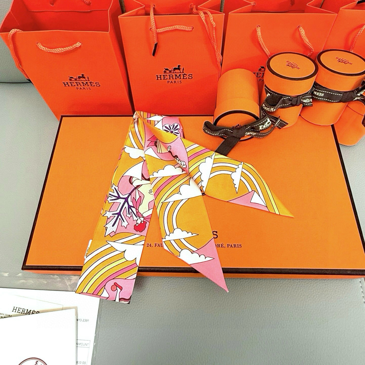 💰( 穿荷葉裙的女孩）爱马仕Hermes“ Carres Volants” Twilly小丝巾
Twil