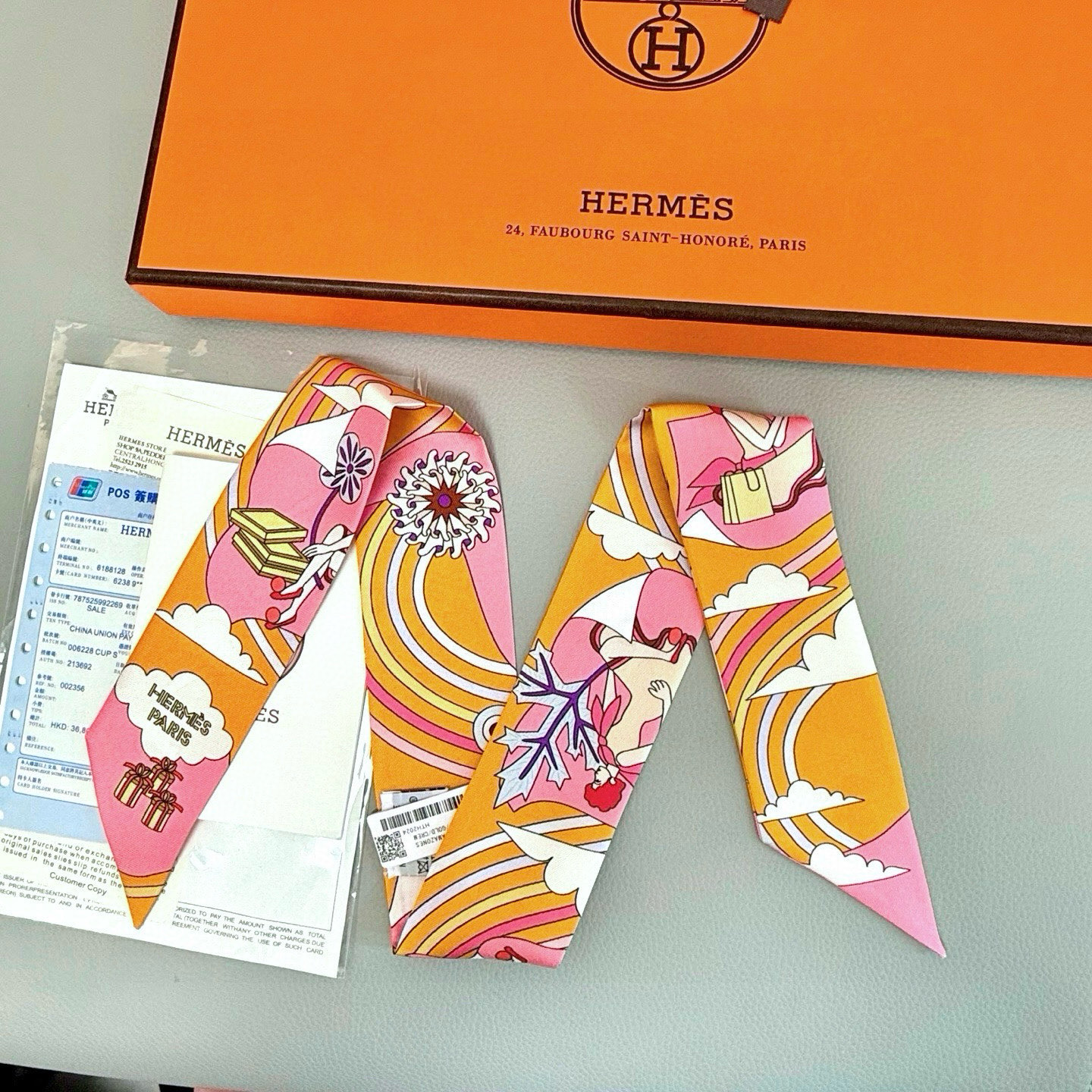 💰( 穿荷葉裙的女孩）爱马仕Hermes“ Carres Volants” Twilly小丝巾
Twil