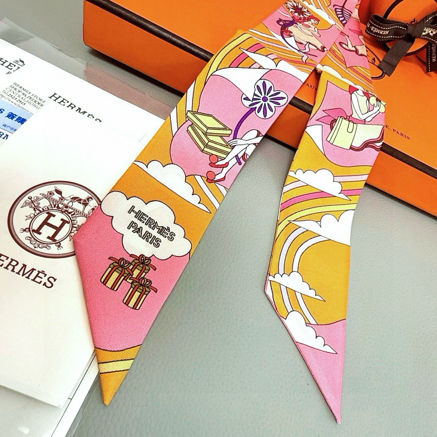💰( 穿荷葉裙的女孩）爱马仕Hermes“ Carres Volants” Twilly小丝巾
Twil