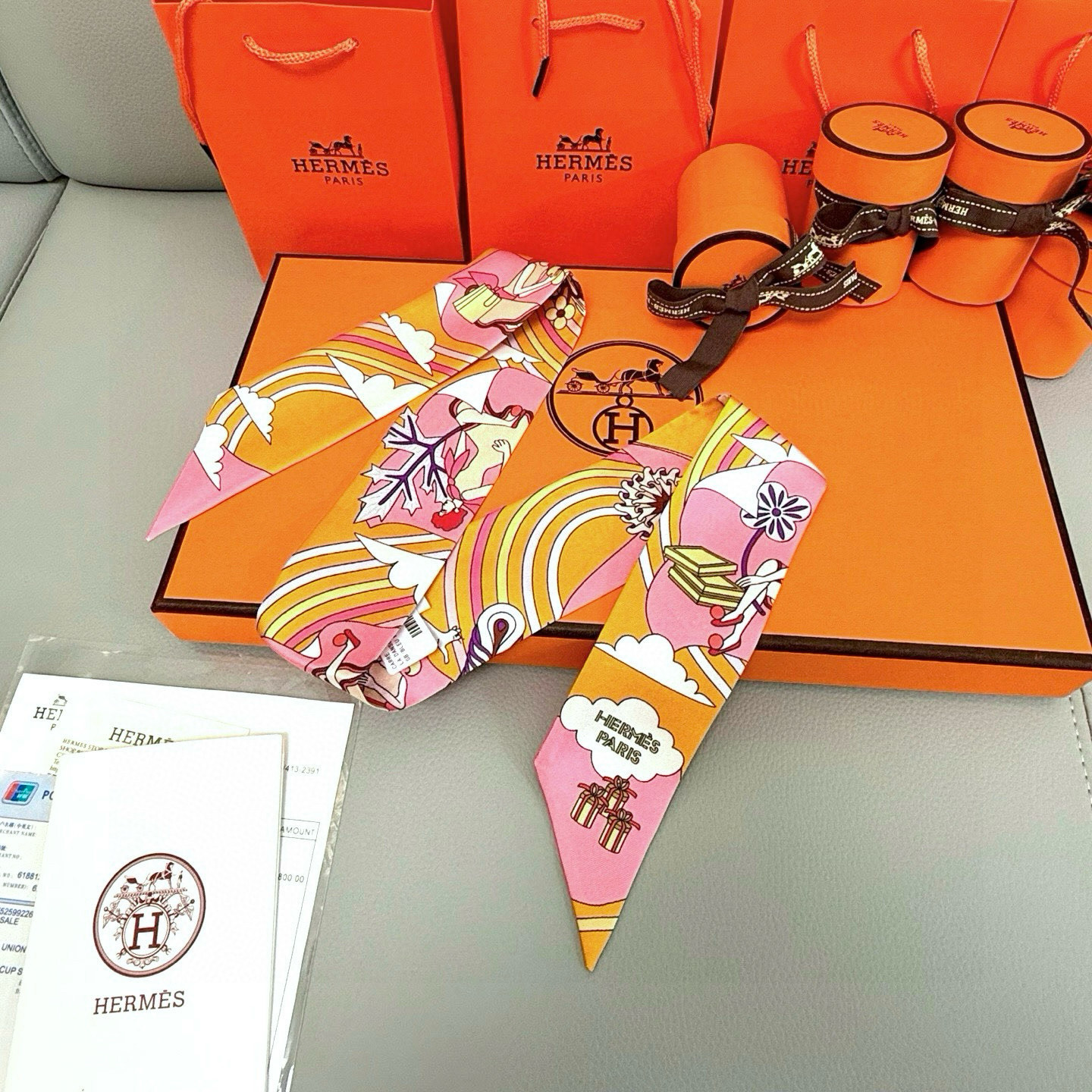 💰( 穿荷葉裙的女孩）爱马仕Hermes“ Carres Volants” Twilly小丝巾
Twil