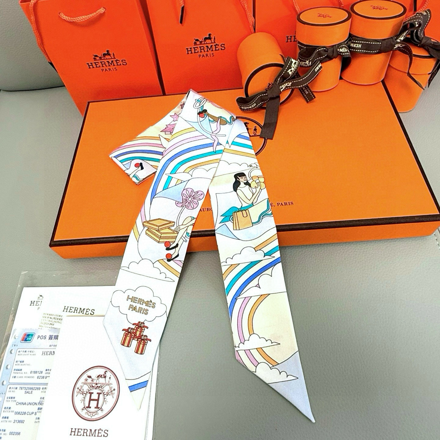 💰( 穿荷葉裙的女孩）爱马仕Hermes“ Carres Volants” Twilly小丝巾
Twil