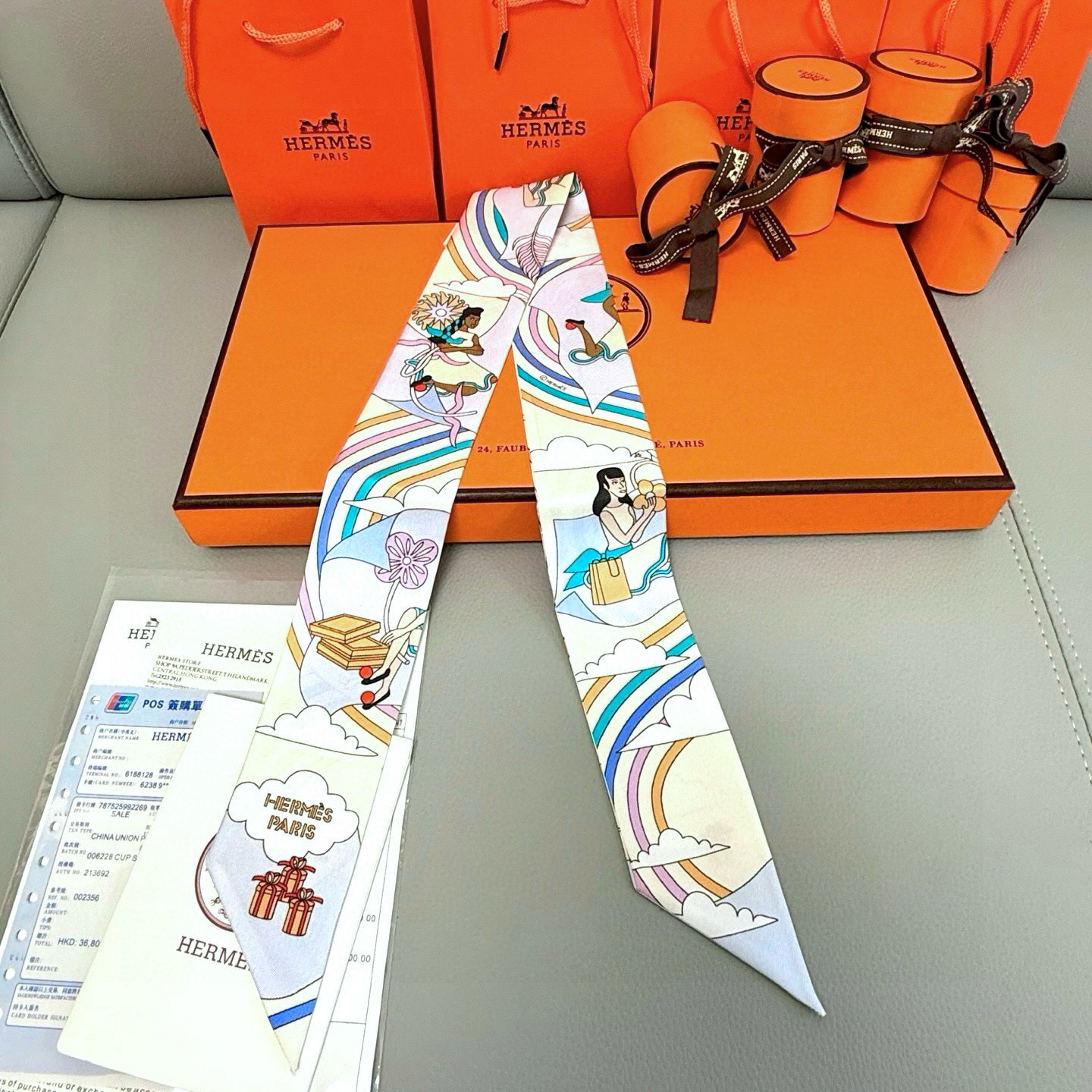 💰( 穿荷葉裙的女孩）爱马仕Hermes“ Carres Volants” Twilly小丝巾
Twil