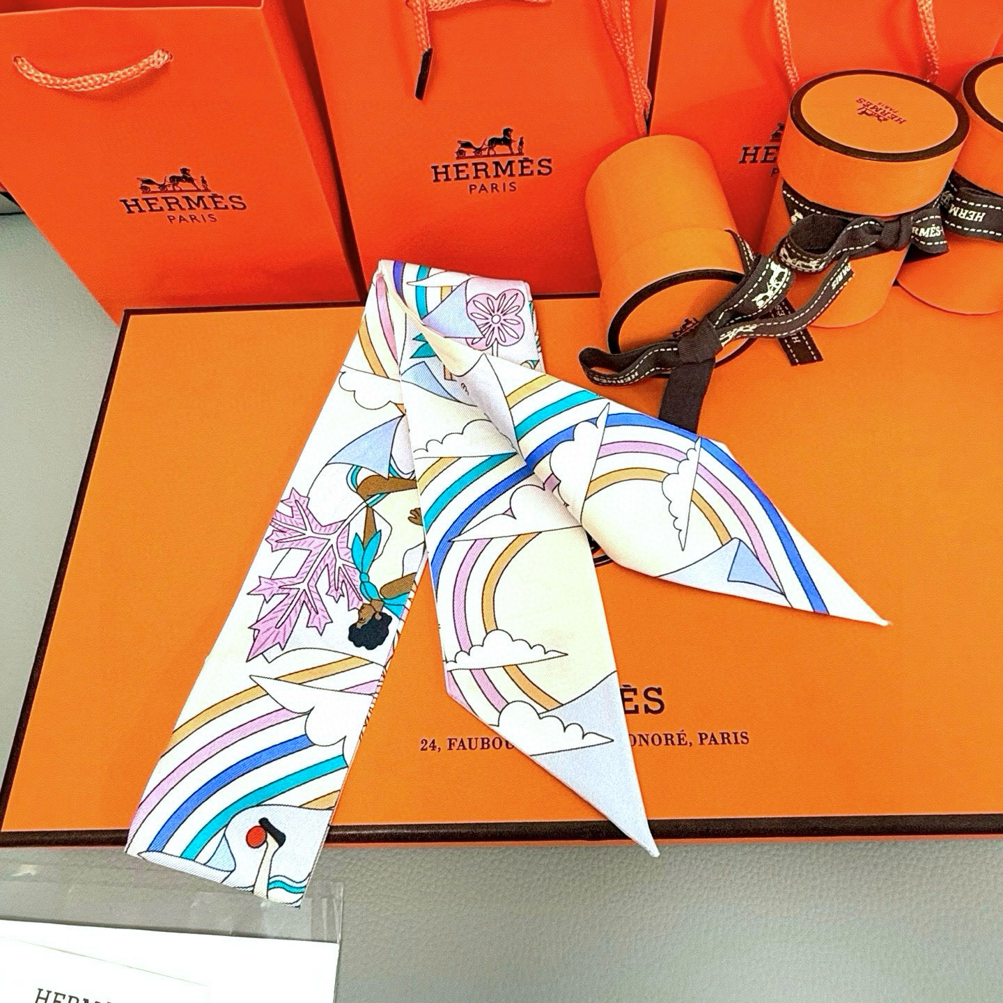 💰( 穿荷葉裙的女孩）爱马仕Hermes“ Carres Volants” Twilly小丝巾
Twil