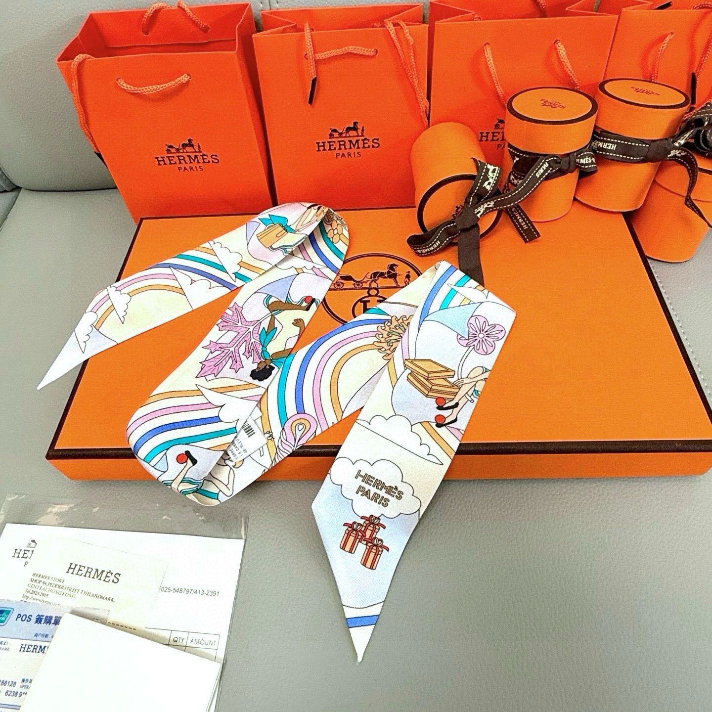 💰( 穿荷葉裙的女孩）爱马仕Hermes“ Carres Volants” Twilly小丝巾
Twil