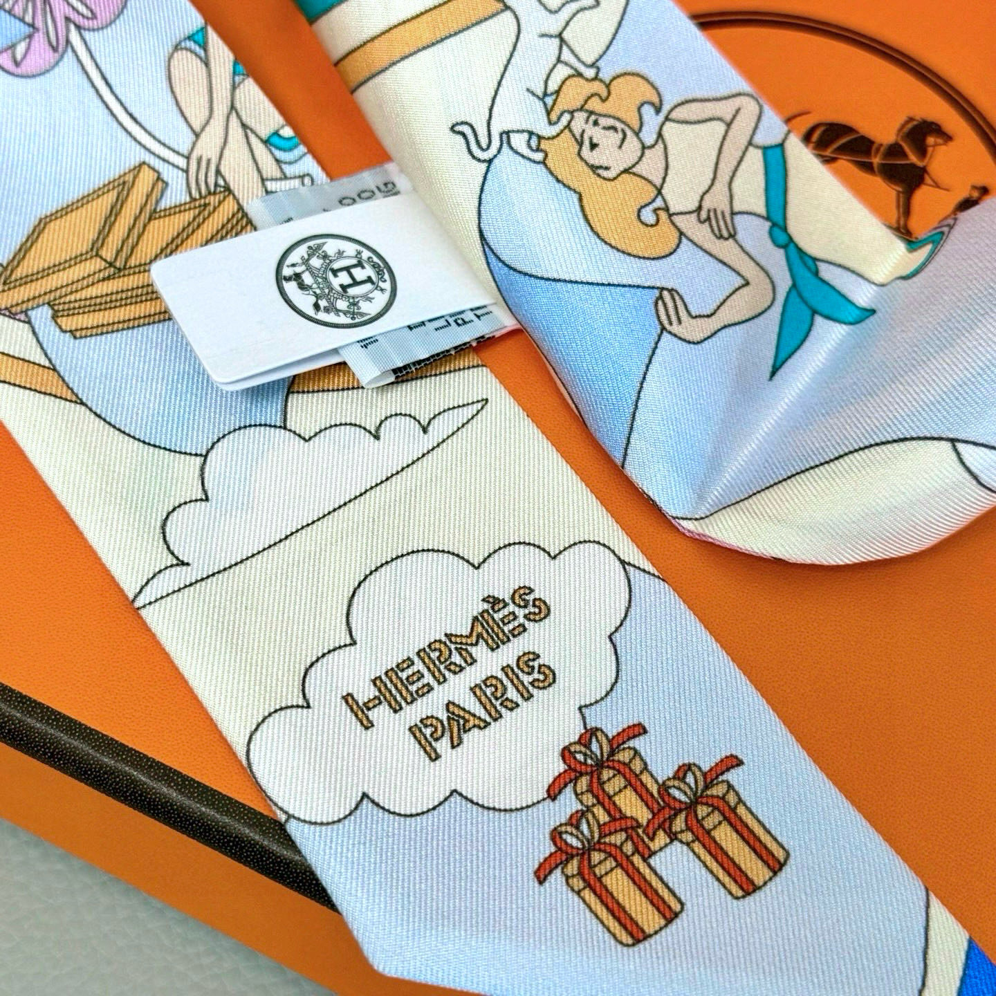 💰( 穿荷葉裙的女孩）爱马仕Hermes“ Carres Volants” Twilly小丝巾
Twil