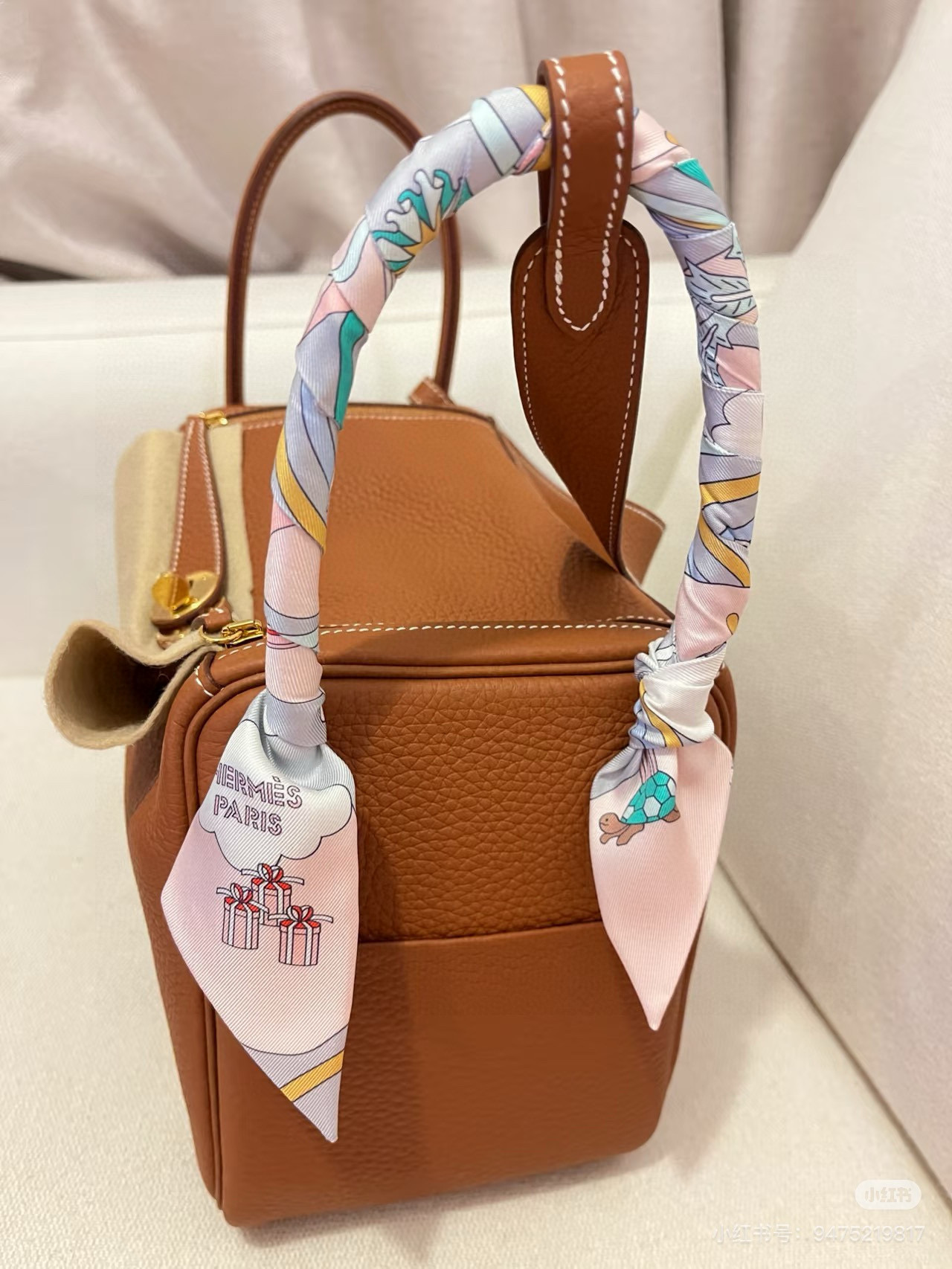 💰( 穿荷葉裙的女孩）爱马仕Hermes“ Carres Volants” Twilly小丝巾
Twil