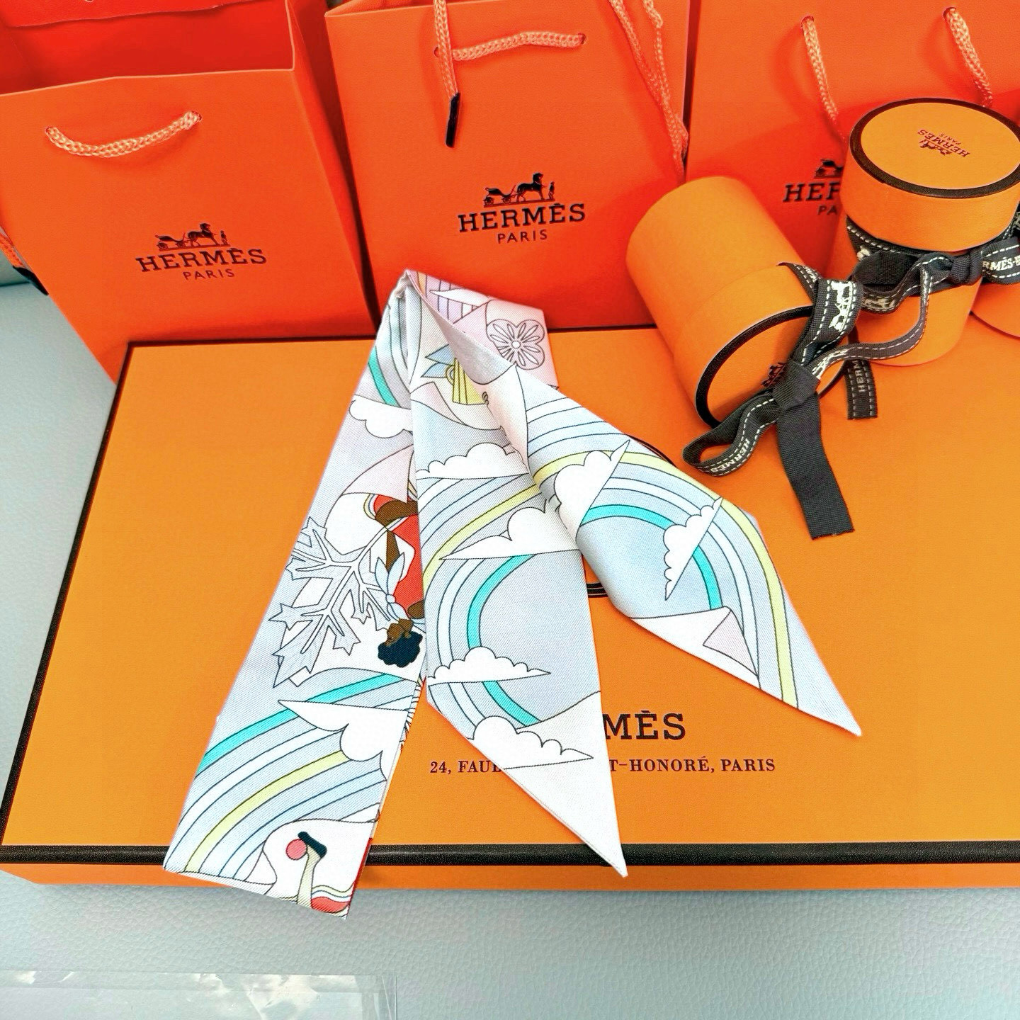 💰( 穿荷葉裙的女孩）爱马仕Hermes“ Carres Volants” Twilly小丝巾
Twil