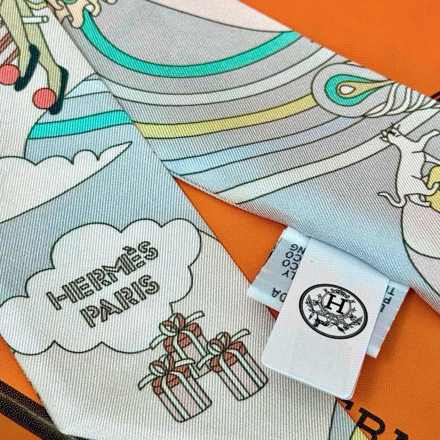 💰( 穿荷葉裙的女孩）爱马仕Hermes“ Carres Volants” Twilly小丝巾
Twil