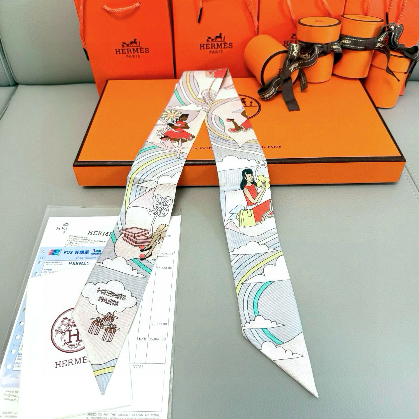 💰( 穿荷葉裙的女孩）爱马仕Hermes“ Carres Volants” Twilly小丝巾
Twil
