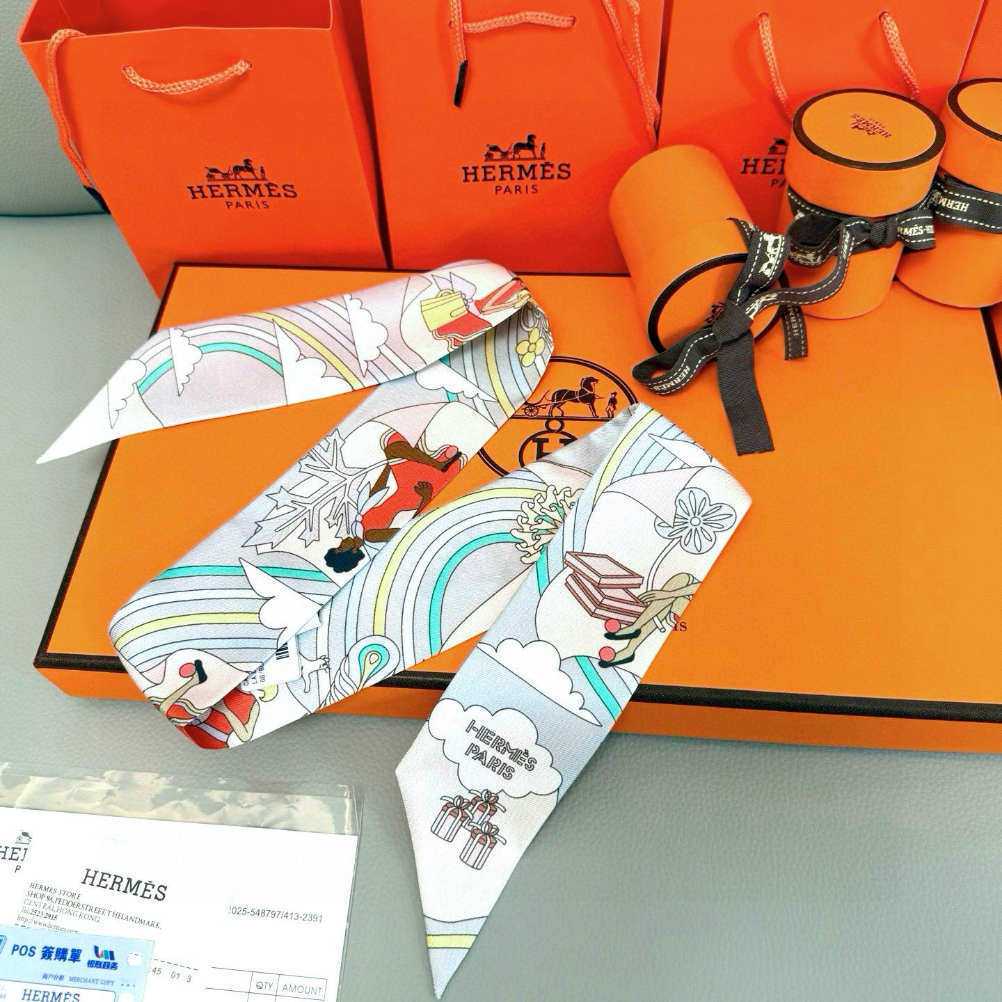 💰( 穿荷葉裙的女孩）爱马仕Hermes“ Carres Volants” Twilly小丝巾
Twil