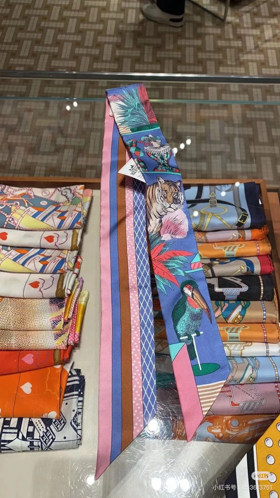 💰爱马仕Hermes “新型大剧院”Twilly小丝巾
Twilly小丝巾（100%桑蚕丝）重磅18姆米