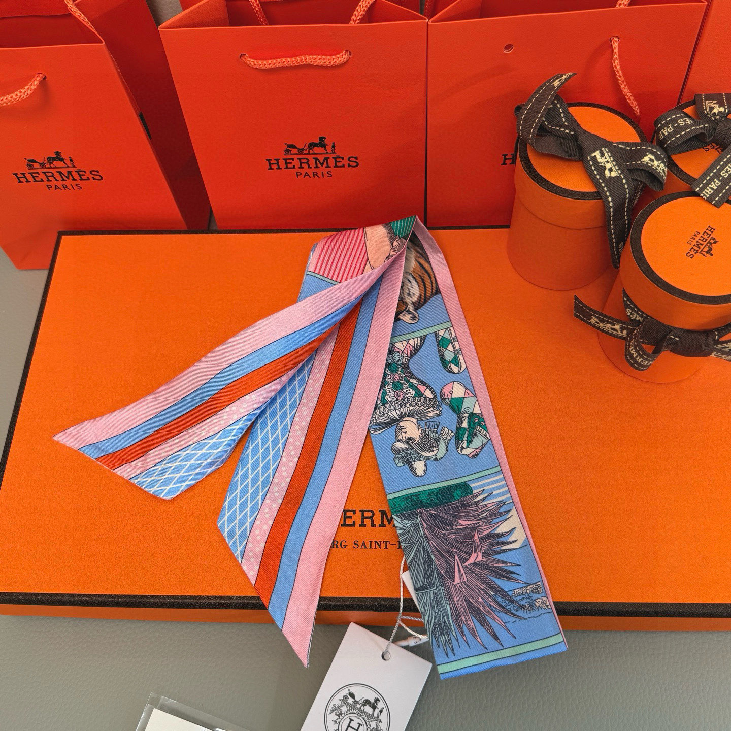 💰爱马仕Hermes “新型大剧院”Twilly小丝巾
Twilly小丝巾（100%桑蚕丝）重磅18姆米