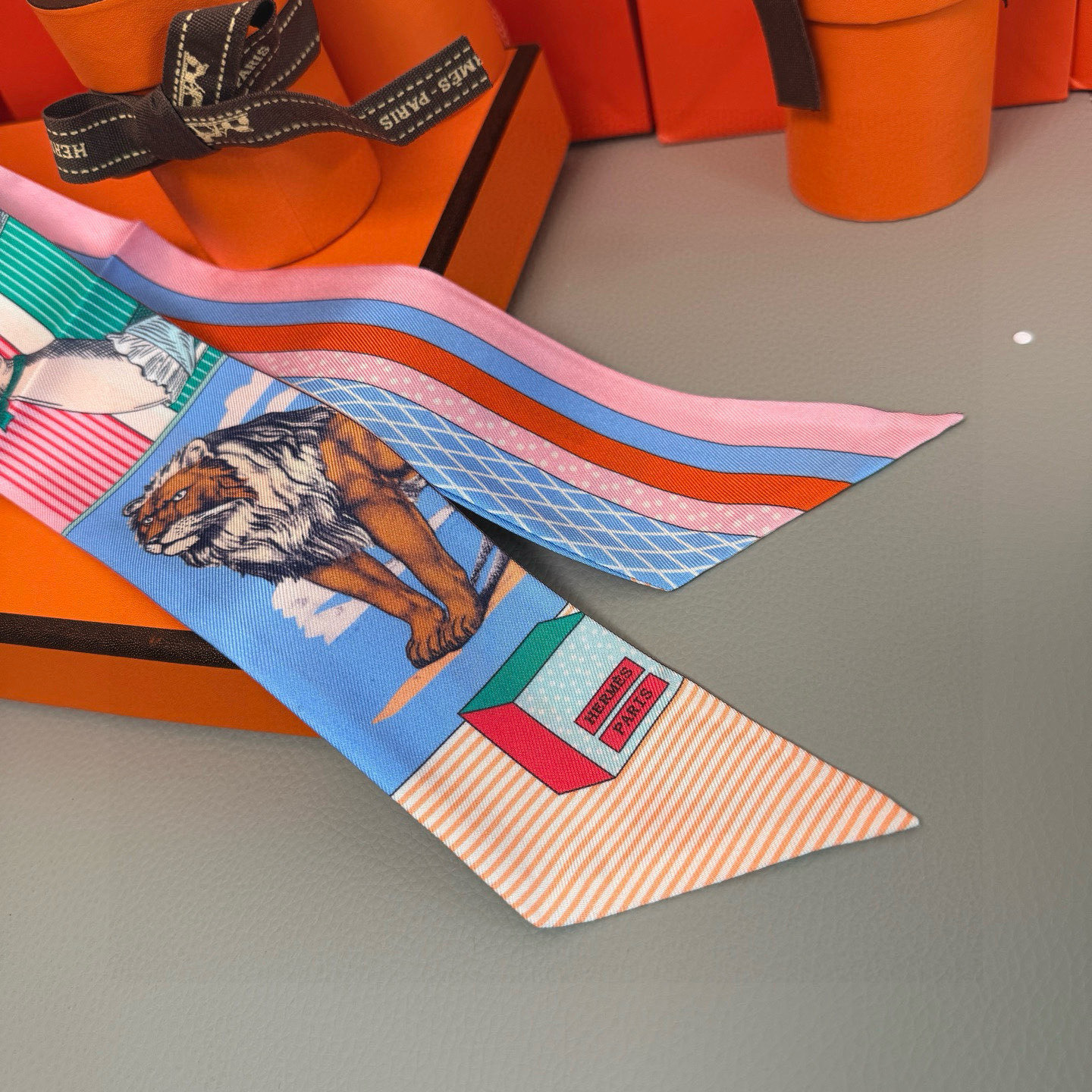 💰爱马仕Hermes “新型大剧院”Twilly小丝巾
Twilly小丝巾（100%桑蚕丝）重磅18姆米