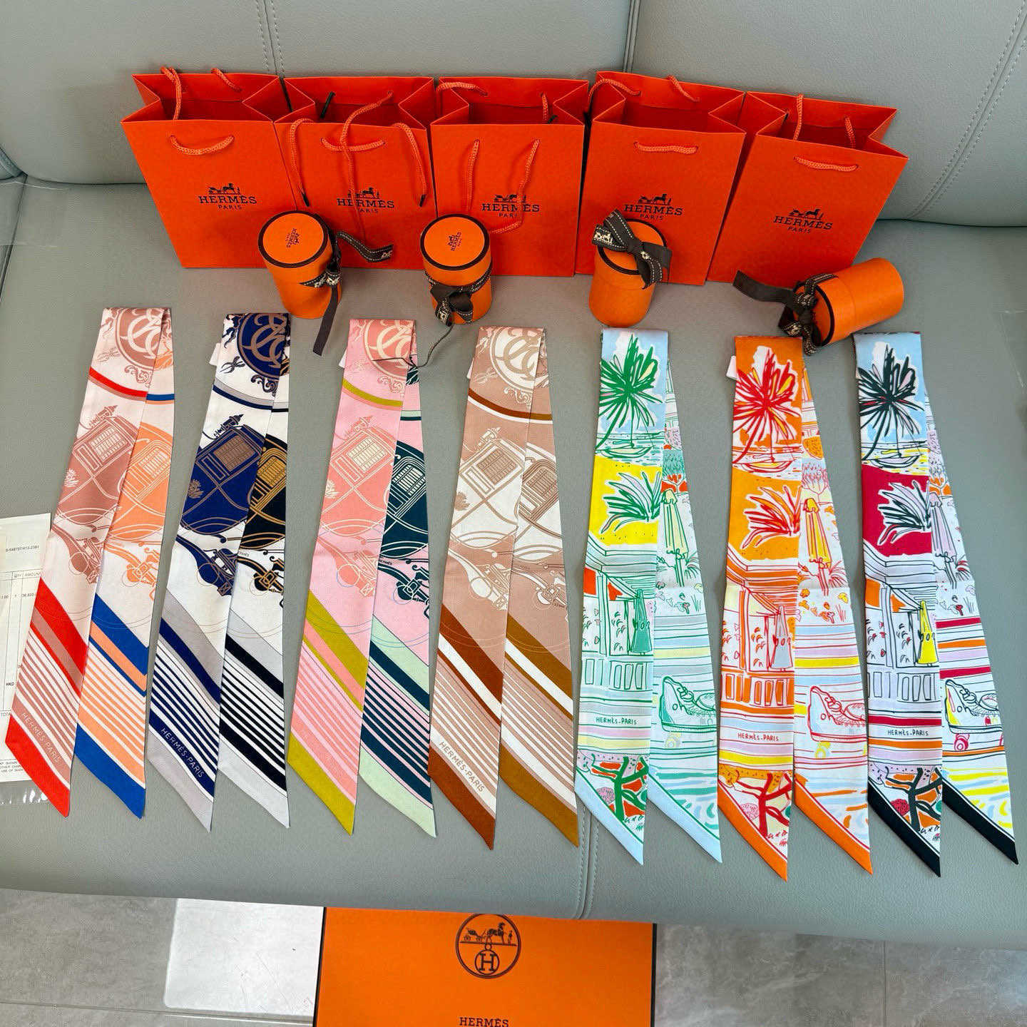 NO:379141,Hermes Rayures d'Ete Twilly Scarf Twilly Scarf (Mulberry Silk) Heavy 18 Mmill Twill Fabric This compact silk accessories are worn in a variety of ways, which can add agility and fun to your daily look!  Made in France Designer Filipe Jardim Size about 5 x 86 cm Silk scarf, streamers, streamers, hair bundles, hermes, hermes, PHILIPP PLEIN, real silk19860909批爱马仕Hermes Rayures d'Ete Twilly小丝巾 Twilly小丝巾（桑蚕丝）重磅18姆米斜纹面料 这款小巧的真丝配饰佩戴方式千变万化,可为您的日常造型增添灵动妙趣！ 法国制造 设计师菲利普·贾尔蒂姆（Filipe Jardim） 尺寸约5 x 86厘米丝巾,飘带,飘带，发束,hermes,hermes,PHILIPP PLEIN,real silk,accessory