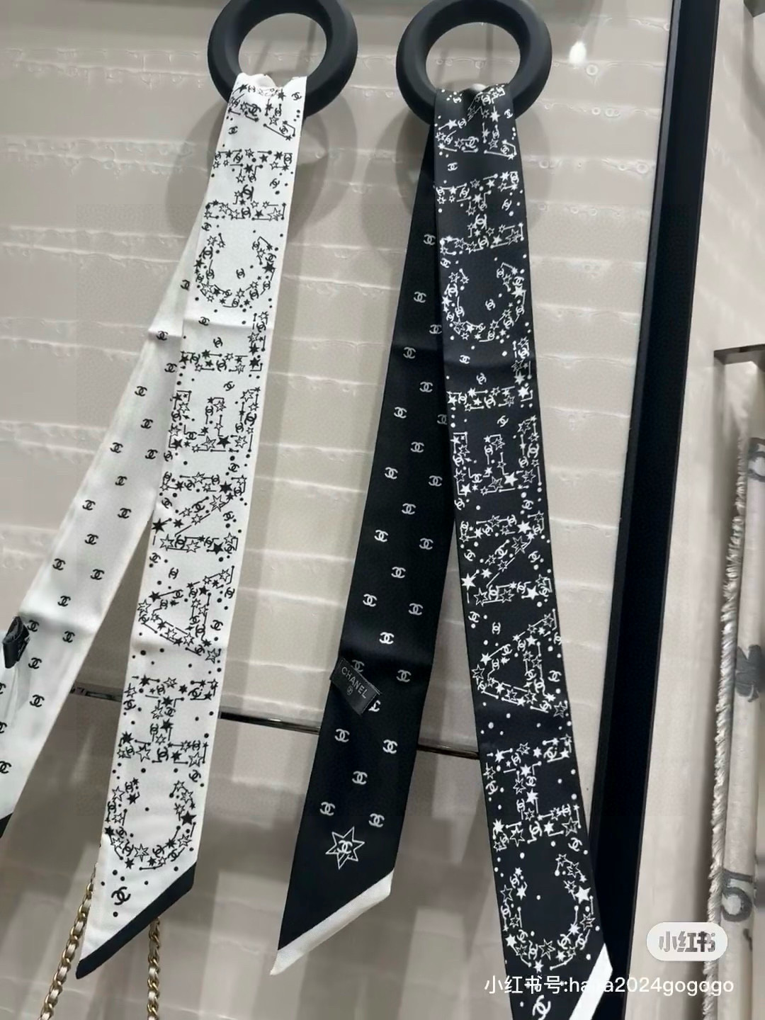 NO:378915,50 40C new small scarf｜Star splicing letters black double-sided small scarf [Grass R] Front letters Double C logo [Self-photo R] Front letters are made up of stars and combined with mulberry silk *6cm scarf, streamers, streamers, hair bundles, chanel19860909批50 40C新款小丝巾｜星星拼接字母款 黑色双面小丝巾[种草R]  正面字母 背面双c logo[自拍R] 正面的Chanel的字母都是由星星点缀组合而成  桑蚕丝 *6cm 丝巾,飘带,飘带，发束,chanel,accessory