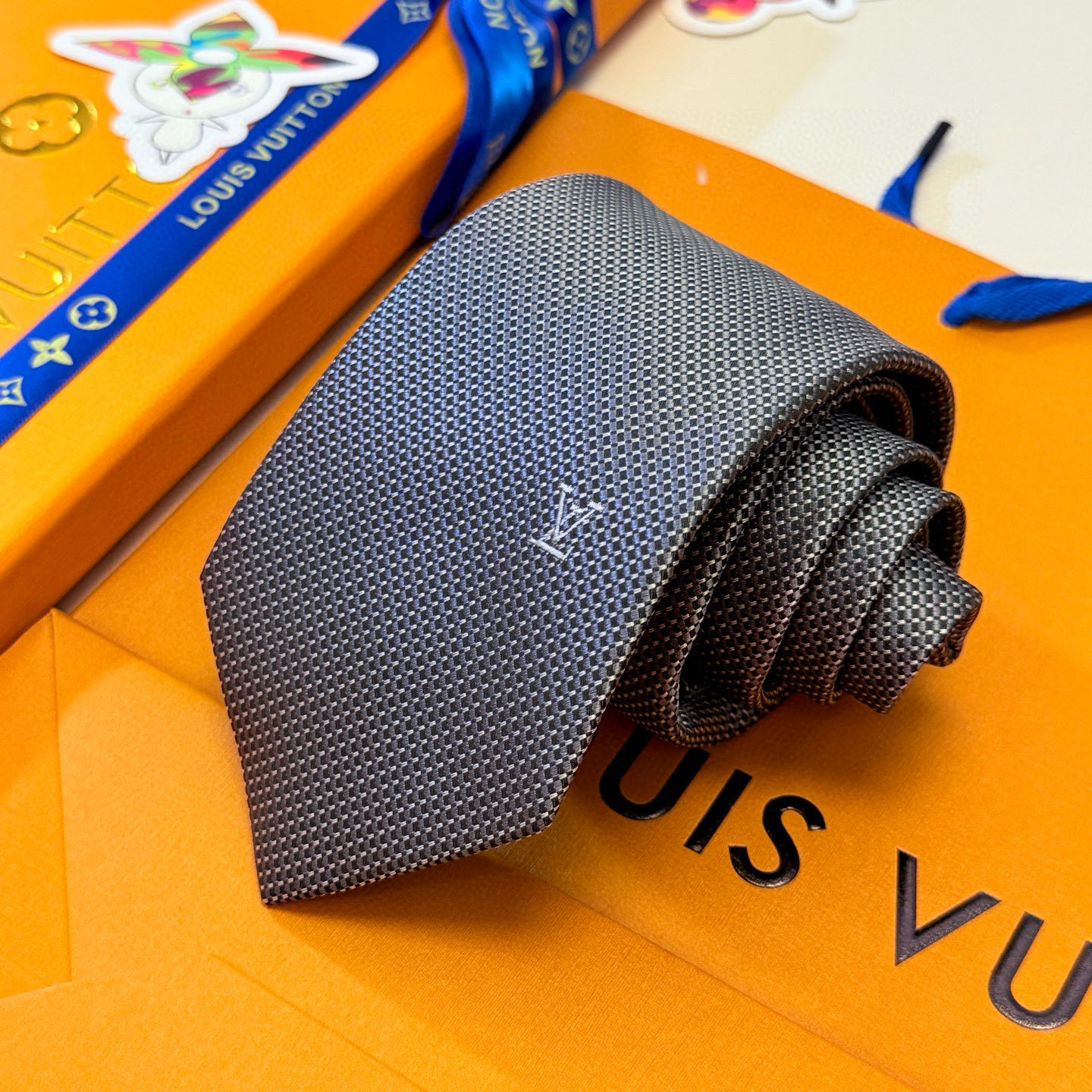 NO:372410,A woven checked tie is a rare choice for showing exquisite handcrafts and fashionable elegance. This silk-woven Diamonds V tie reinterprets the classic V-shaped logo with luxurious jacquard fabric. Hand-stitching and soft texture show the extraordinary craftsmanship of donkeys. A variety of dark colors are launched to add elegant tones to various business styles and formal styles, and a thoughtful choice for gifts. The interpretation is more elegant and allows men to fully demonstrate their personality. Top jacquard silk handmade custom ties, tie, louis vuitton, louis vuitton, real silk, ties19860909批L编织格纹领带,稀有展现精湛手工与时尚优雅的理想选择,此款真丝织就的Diamonds V领带以奢华的提花面料重新诠释经典的V字标识.手工缝线,质地轻柔,尽显驴家非凡工艺.推出多种深色款,为各款商务造型和正装造型增添优雅色调,赠礼的周到之选.演绎的更显雅致风范.让男士可以充分展示自己个性.顶级提花真丝手工定制领带,领带,louis vuitton,louis vuitton,real silk,ties,accessory