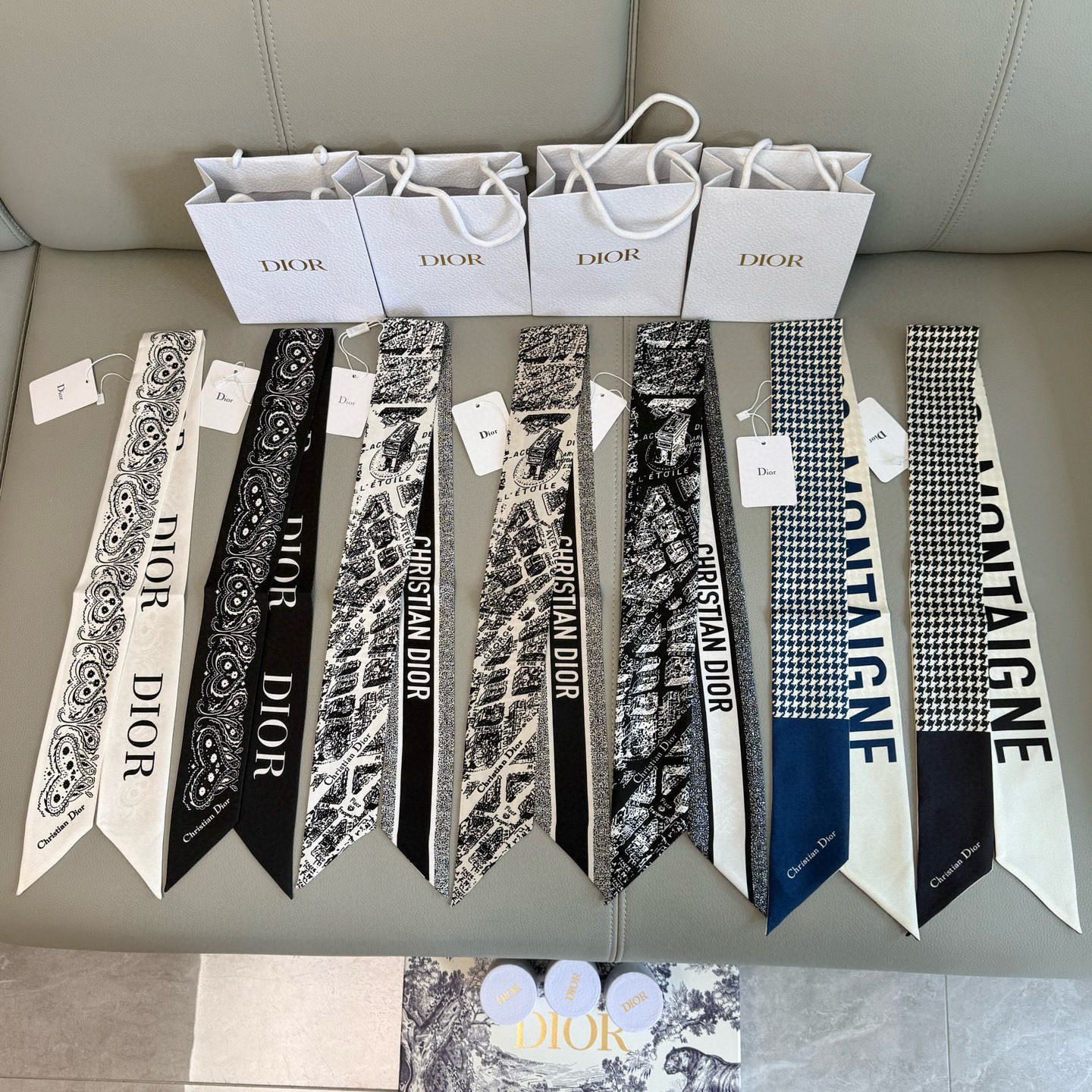 NO:378931,Batch Blue, Dior double-layer silk streamer tie-up hairband!  Recommended this style!  It is a high-end model with a top body and a fashionable model for thousands of years!  !  !  Very good match for everyday life!  Very atmospheric and stylish signature houndstooth and letter elements!  Different designs on both sides make it more exquisite!  6*105cm.Silk.Scarf, Ribbon, Ribbon, Hair Twist, Dior, Real Silk19860909批 蓝色,Dior双层真丝小飘带束发带！这个款怒吼推荐！属于上身就高级的款,属于万年时髦的款！！！日常很好搭配！非常大气时髦的招牌千鸟格和字母元素！双面不同设计,更显精致！6*105cm.真丝.丝巾,飘带,飘带，发束,dior,real silk,accessory