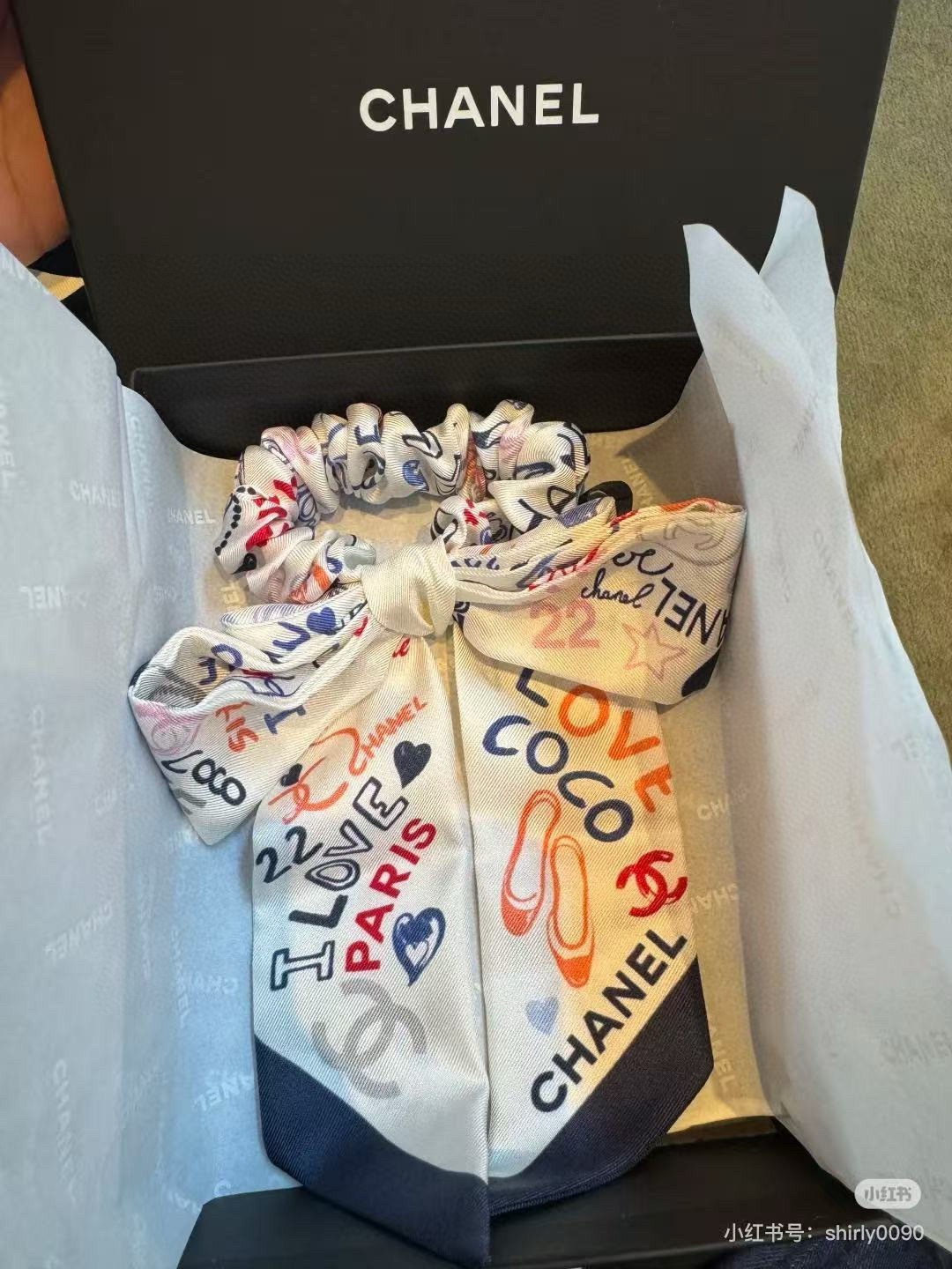 NO:378945,65 Single streamer 50, graffiti Valentine's Day limited hairband Scarf hair ring two-piece set, multi-purpose, veritable little cute, everyone has three pieces of hand to see, I don't stop it, N hasn't seen such a beautiful twilly for a long time, it's really fragrant, it's a must-have artifact for concave styling. The number is not a lot. It won't always be useful, tied hair, tied bags, etc... Unique, it's better to be missing. Material: twill silk Scarf, streamer, streamer, hair tied, real silk19860909批65 单飘带50,涂鸦 情人节限定款束发带 丝巾发圈两件套,多用途 名副其实的小可爱, 人手三条闭眼收,我都不拦着 N久都没有见过这么好看的twilly 真的是真香本香了,凹造型必备神器 数量不是很多.也不会一直有 实用率贼高,绑头发,绑包包,等等等等… 独一无二,宁缺毋 材质:斜纹真丝 丝巾,飘带,飘带，发束,real silk,accessory