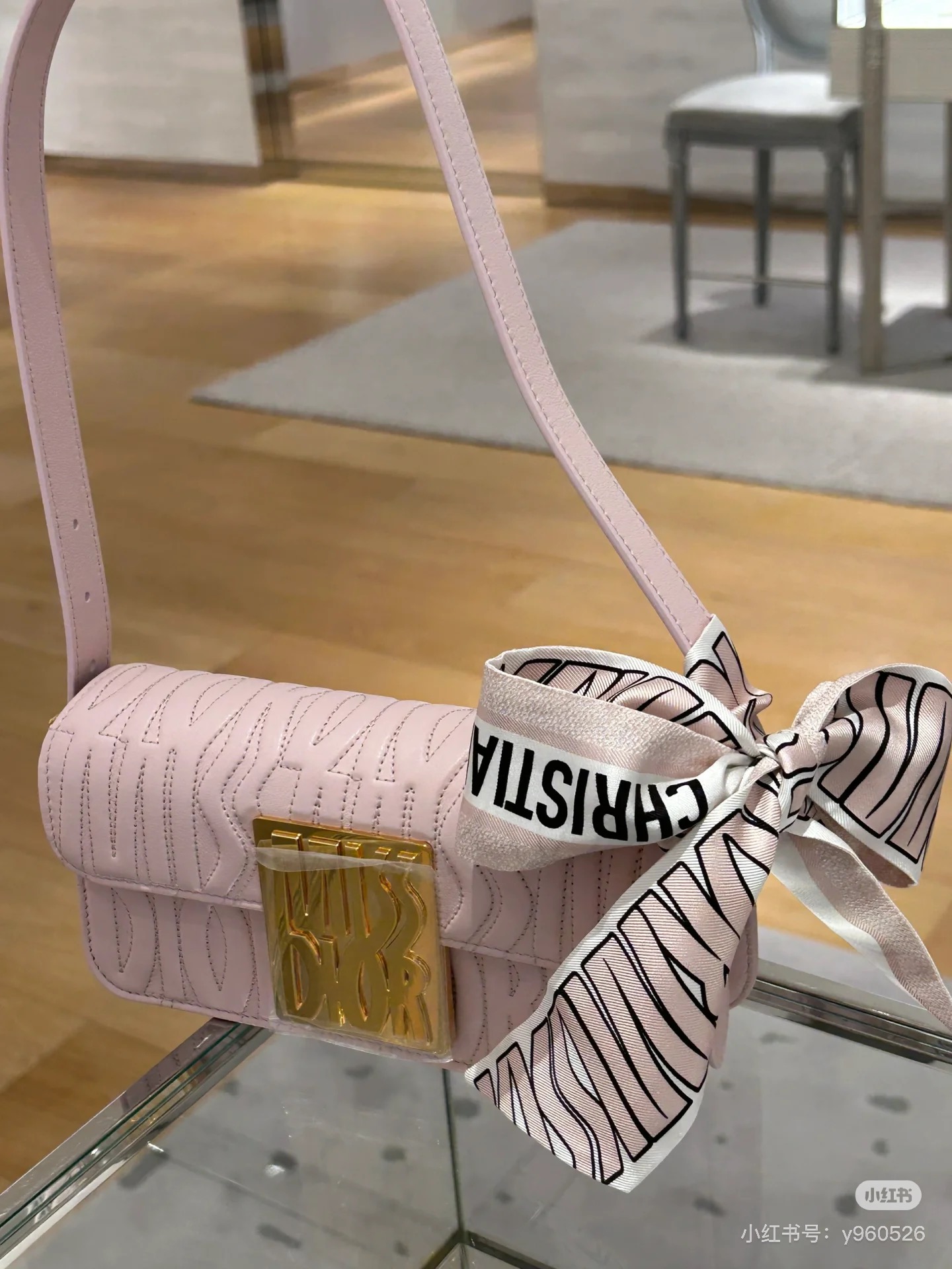 NO:378961,Dior twilly scarf, Miss has a classic style, slender shape, sharp corner design at both ends, and a bar pattern of CHRISTIAN DIOR logo on the back. The upper body effect is very good!  It’s so perfect if you just match it casually!  Streamers have super multi-purpose scarves, headbands, bag accessories, belts... etc., so on, super easy to control. Summer clothes, winter bags, top silk shine, super strong and exquisite. This is really something you must buy [6X105cm, silk double-layer double-sided] scarves, streamers, streamers, hair tie, dior, dior, real silk19860909批Dior迪奥twilly丝巾,Miss 款式经典,造型修长,两端尖角设计,背面饰以对比鲜明的CHRISTIAN DIOR标志条形图案. 上身效果非常赞！随意一搭就是那么完美！飘带有超多用途领巾、发带、包包配饰、腰带.....等等等等,超好驾驭 夏季配衣服 冬季配包包 顶级真丝光泽感超级强 精美无比 ,这款真的是一定要入手的【6X105cm,真丝双层双面】丝巾,飘带,飘带，发束,dior,dior,real silk,accessory