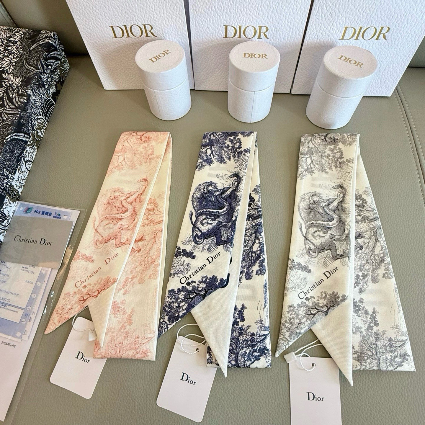 NO:378971,Dior Animal Series Scarfs are classic style, slender in shape, sharp corners on both ends, and a bar pattern of the CHRISTIAN DIOR logo on the back. The upper body effect is very good!  It’s so perfect if you just match it casually!  Streamers have super multi-purpose scarves, headbands, bag accessories, belts... etc., so on, super easy to control. Summer clothes, winter bags, top silk shine, super strong and exquisite. This is really something you must buy [6X105cm, silk double-layer double-sided] scarves, streamers, streamers, hair tie, dior, dior, real silk19860909批 Dior迪奥动物系列丝巾 款式经典,造型修长,两端尖角设计,背面饰以对比鲜明的CHRISTIAN DIOR标志条形图案. 上身效果非常赞！随意一搭就是那么完美！飘带有超多用途领巾、发带、包包配饰、腰带.....等等等等,超好驾驭 夏季配衣服 冬季配包包 顶级真丝光泽感超级强 精美无比 ,这款真的是一定要入手的【6X105cm,真丝双层双面】丝巾,飘带,飘带，发束,dior,dior,real silk,accessory