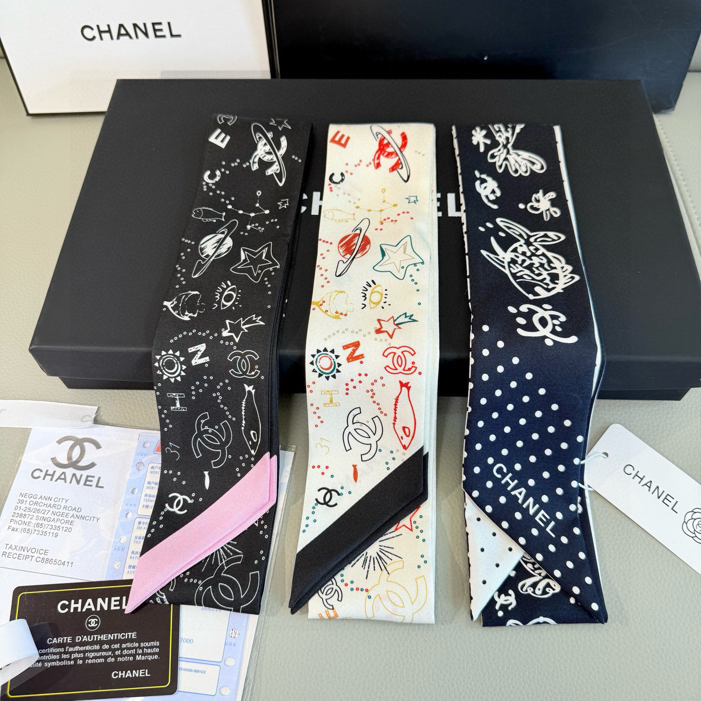 NO:378974,The latest Chanel 25c model Xiaoyu twilly small silk scarf New LA series hairband So cute, Q cute font design, matched with various childlike pattern prints, it looks very comfortable and I want to have it, the color matching is also this light milky white smell, clean and refreshing scarf, streamers, streamers, hair tie, chanel19860909批 香奈儿25c最新款 小鱼twilly小丝巾 新款LA系列发带 太可爱,Q萌萌的字体设计,搭配各种充满童趣的图案印花,一整个看上去就特别舒服特别想要拥有,配色也是这种淡淡的奶白味道,干净清爽丝巾,飘带,飘带，发束,chanel,accessory