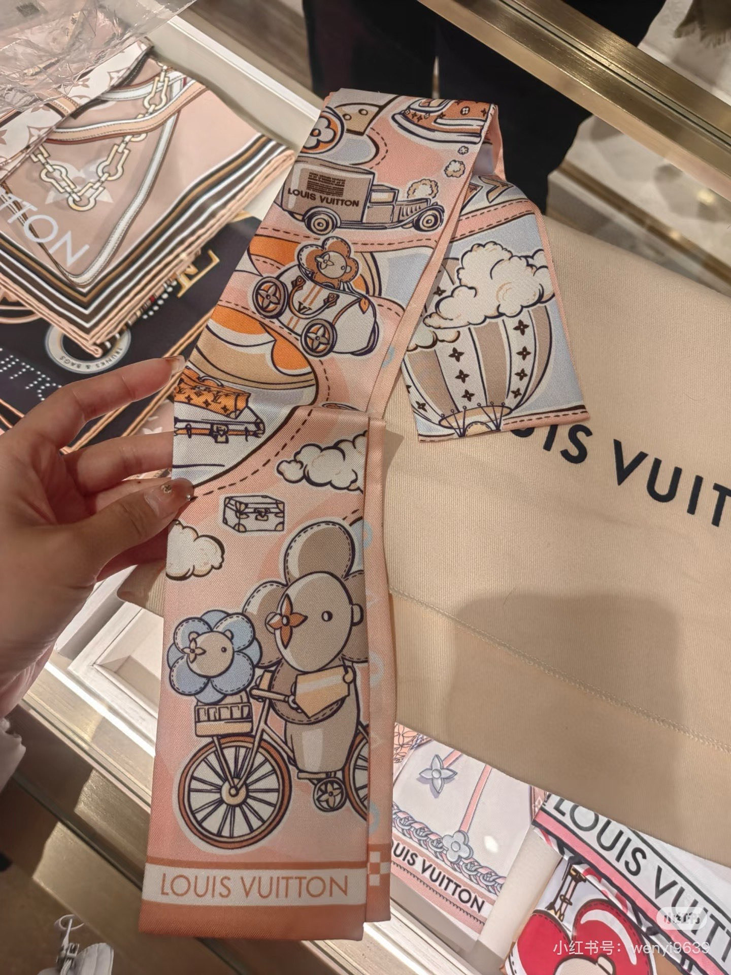 NO:379012,The latest counter models are exclusive in stock. Quality assurance. LV multi-functional small ribbon. It can be used as a hairband, wristband, belt, belt, etc.... It is especially practical. There is no twilly small ribbon now. I feel embarrassed to take a bag and go out. [Laughing] I have so many small ribbons that I have been so popular recently. Just look at the street photography and you will know that there is always one of the many styles in our house that suits you!  Silk twill scarf, streamer, streamer, hair tie, louis vuitton, real silk19860909批最新专柜款独家现货 品质保证 LV多功能小丝带 可以当束发带、腕带、腰带、包带等…特别实用 这年头没有一条twilly小丝带都不好意思拿包出门[偷笑]最近小丝带多热门看看街拍就知道 我们家这么多款式总有一款适合你！真丝斜纹丝巾,飘带,飘带，发束,louis vuitton,real silk,accessory