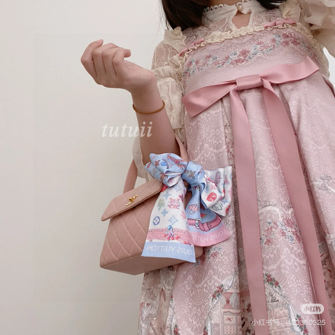 NO:379027,The lv hairband is made of tie-dyeing technology that captures Japanese twisting techniques. It is equipped with classic brand name English words, full of youthful atmosphere. The full picture is printed with Monogram patterns, adding elegant style to this hippie-style design product. French imported silk fabrics have a very special touch. Super multi-purpose scarves, hairbands, bag accessories, belts... etc., etc., super easy to control. Summer clothes, winter bags, silk shine and super strong and exquisite. This is really something you must buy [8X120cm, silk double-layer double-sided] scarf, streamers, streamers, hair tie, louis vuitton, real silk19860909批lv束发带,由取鉴日本绞染技艺的扎染工艺打造而成,配有经典的品牌名称英文字样,洋溢着青春气息.全幅印有 Monogram 图案,为这款嬉皮士风格的设计品增添雅致格调.法国进口真丝面料非常特别的触感 超多用途领巾、发带、包包配饰、腰带.....等等等等,超好驾驭 夏季配衣服 冬季配包包 真丝光泽感超级强 精美无比 ,这款真的是一定要入手的【8X120cm,真丝双层双面】丝巾,飘带,飘带，发束,louis vuitton,real silk,accessory